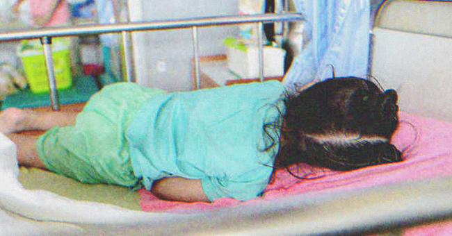 Jeune fille allongée sur un lit d'hôpital | Source : Shutterstock