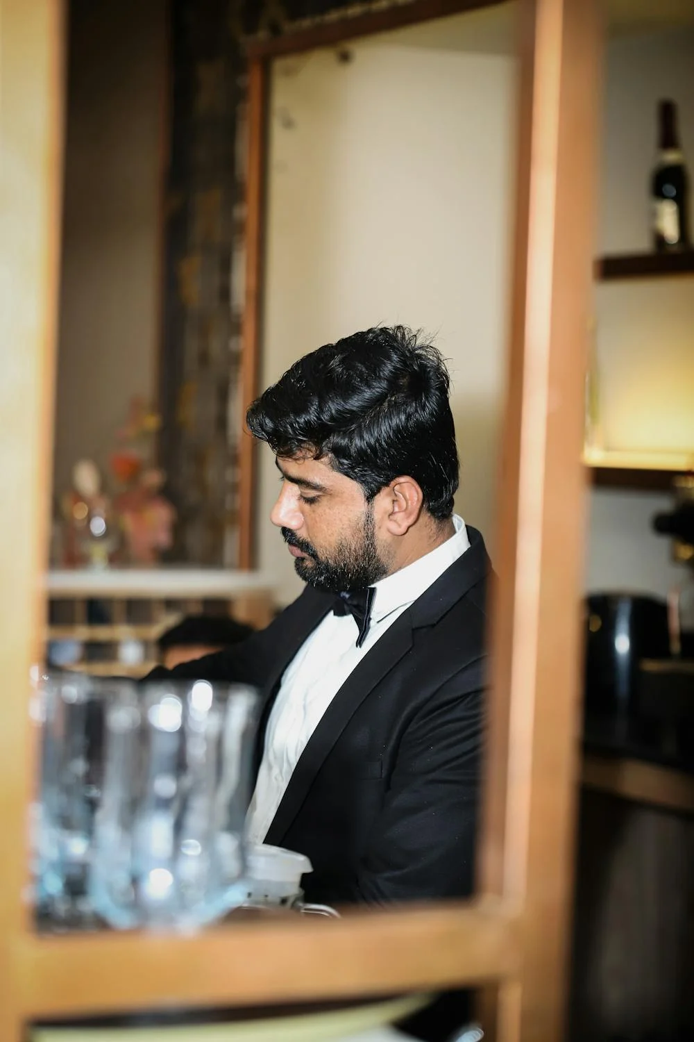 Un homme d'âge mûr dans un hôtel | Source : Pexels