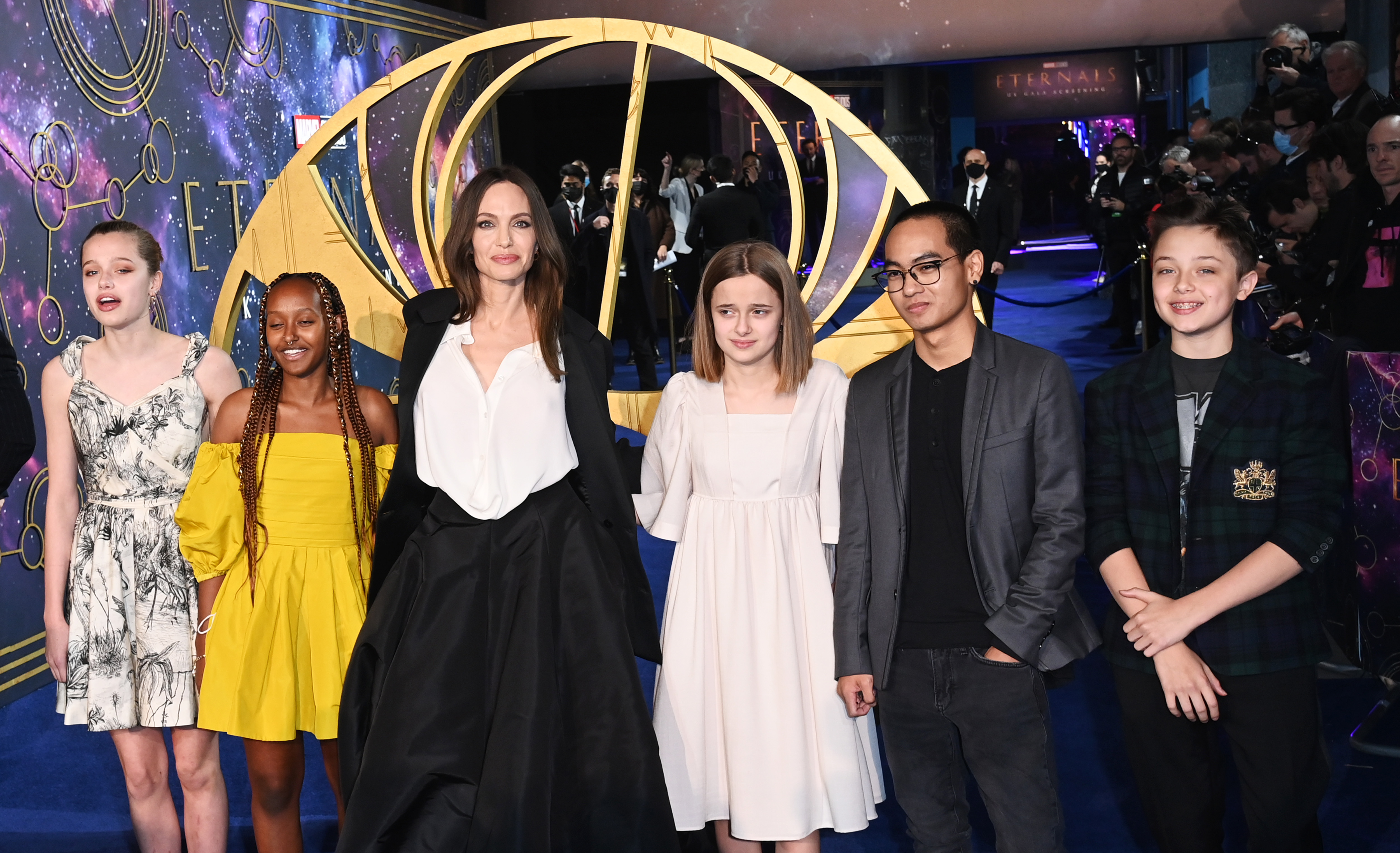 Shiloh, Zahara, Angelina et Vivienne Jolie avec Maddox et Knox Jolie-Pitt. | Source : Getty Images