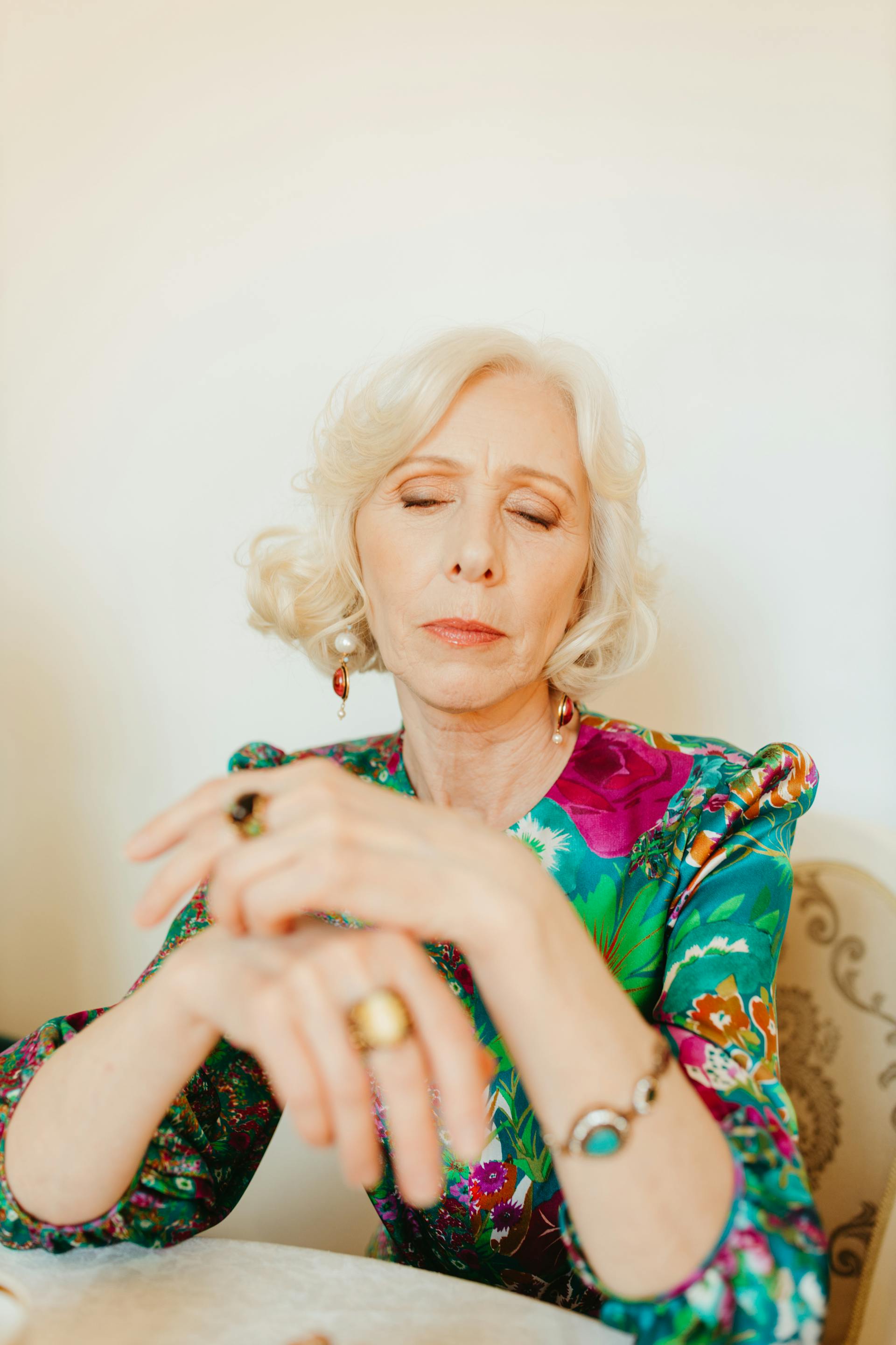 Une femme âgée tendue | Source : Pexels