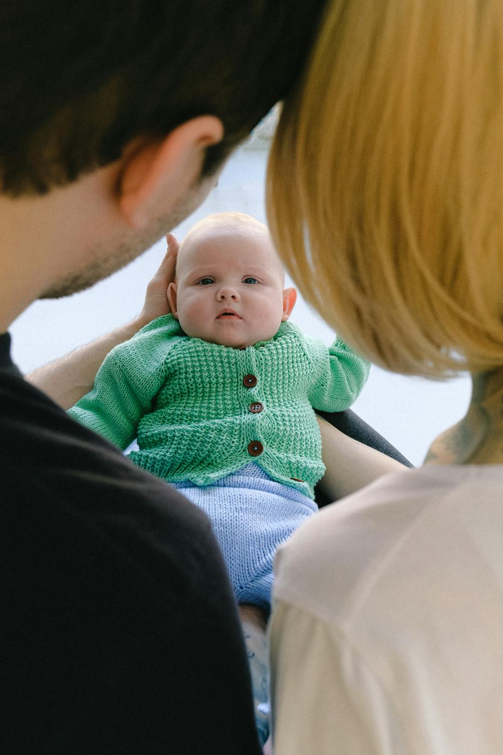 Parents regardant leur bébé | Source : Pexels