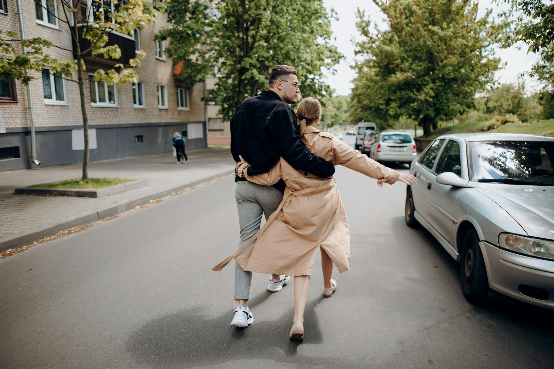 Un couple marchant dans la rue | Source : Pexels