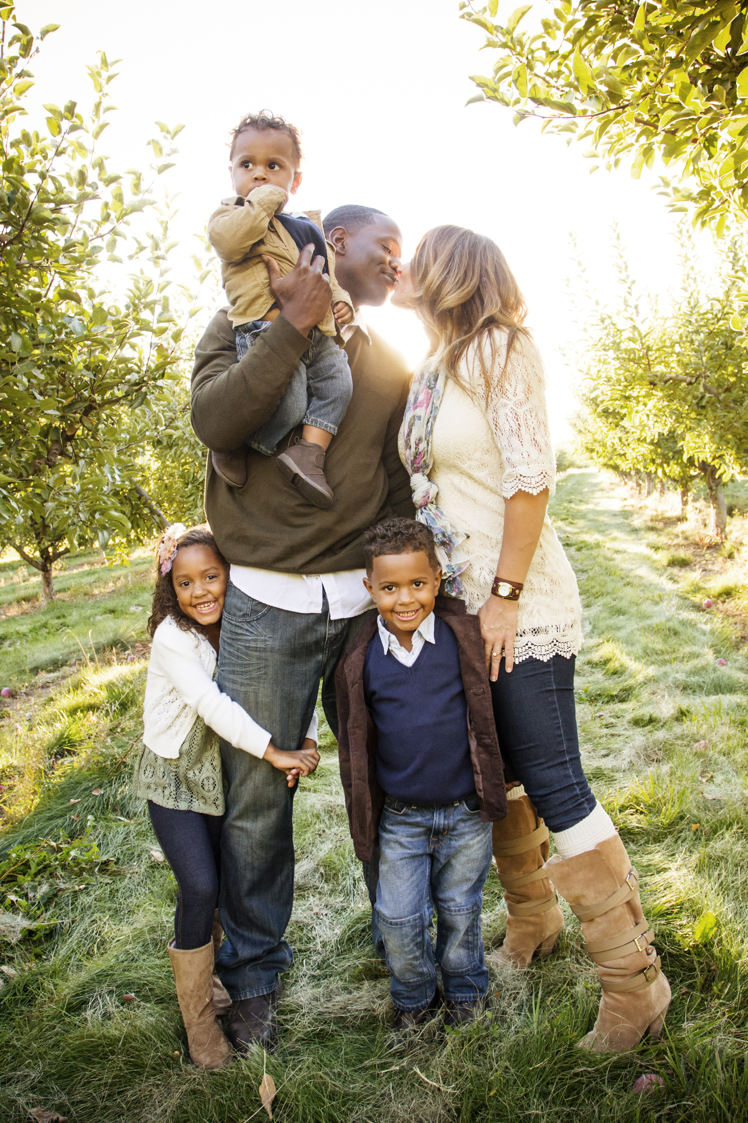 Une famille multiethnique est photographiée en train de passer un merveilleux moment ensemble | Source : Shutterstock