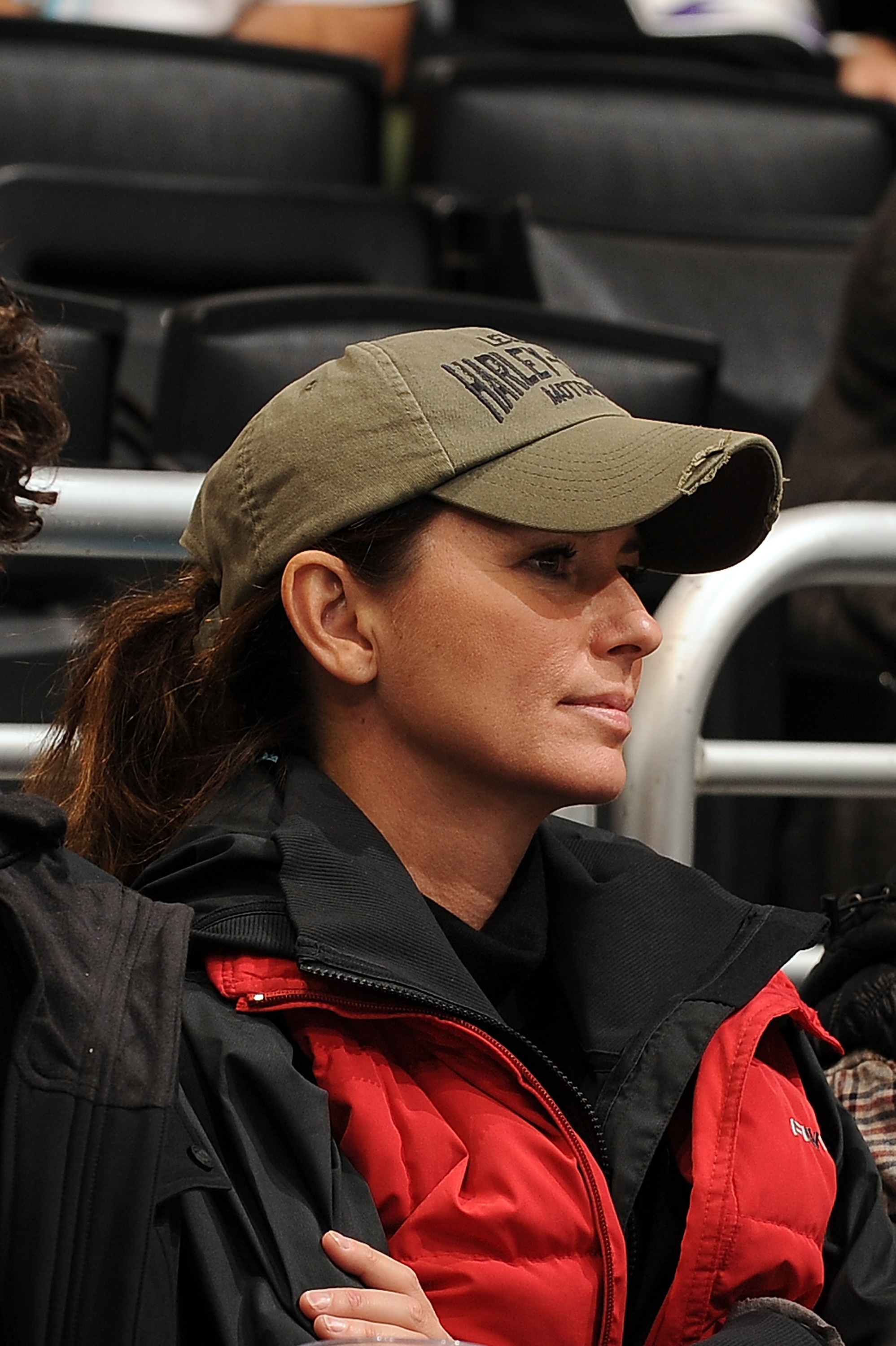 Shania Twain lors d'un match de hockey sur glace au Staples Center le 6 novembre 2010 à Los Angeles, Californie. | Source : Getty Images