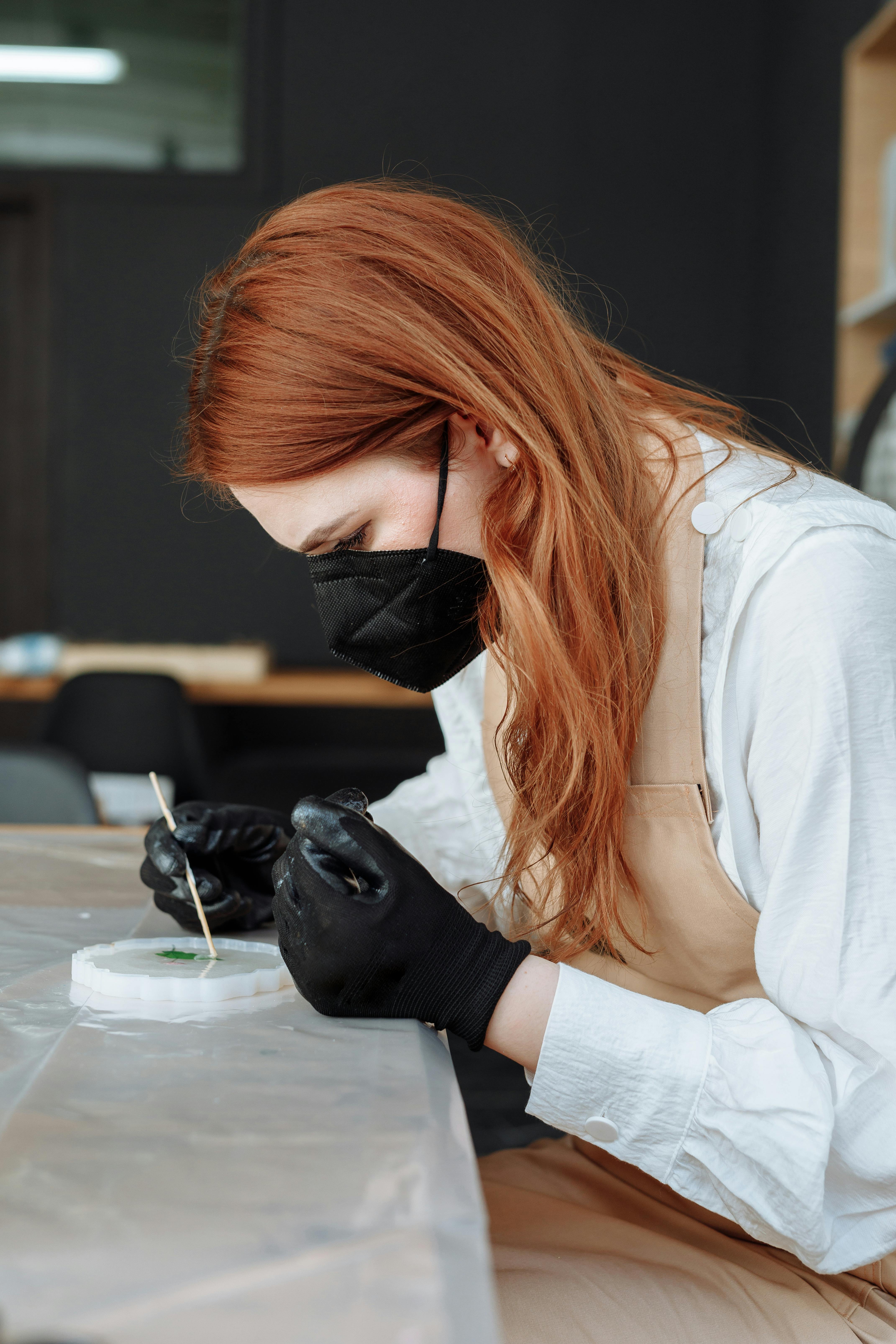 Une femme réalisant un travail artistique | Source : Pexels