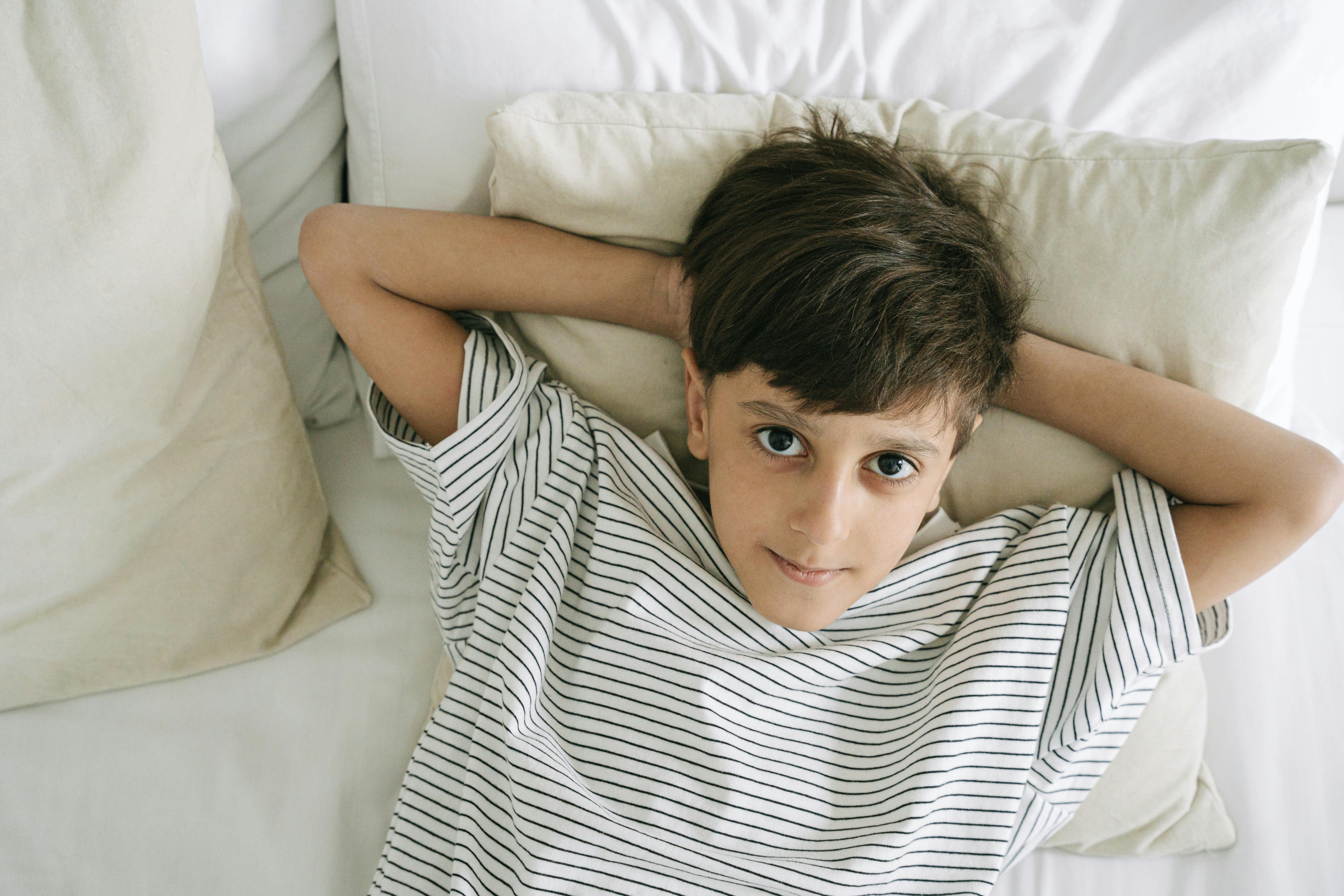 Un garçon couché éveillé dans son lit | Source : Pexels