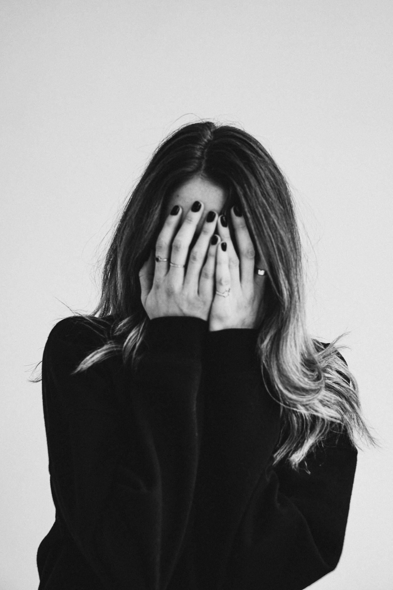 Photo en niveaux de gris d'une femme brisée | Source : Pexels