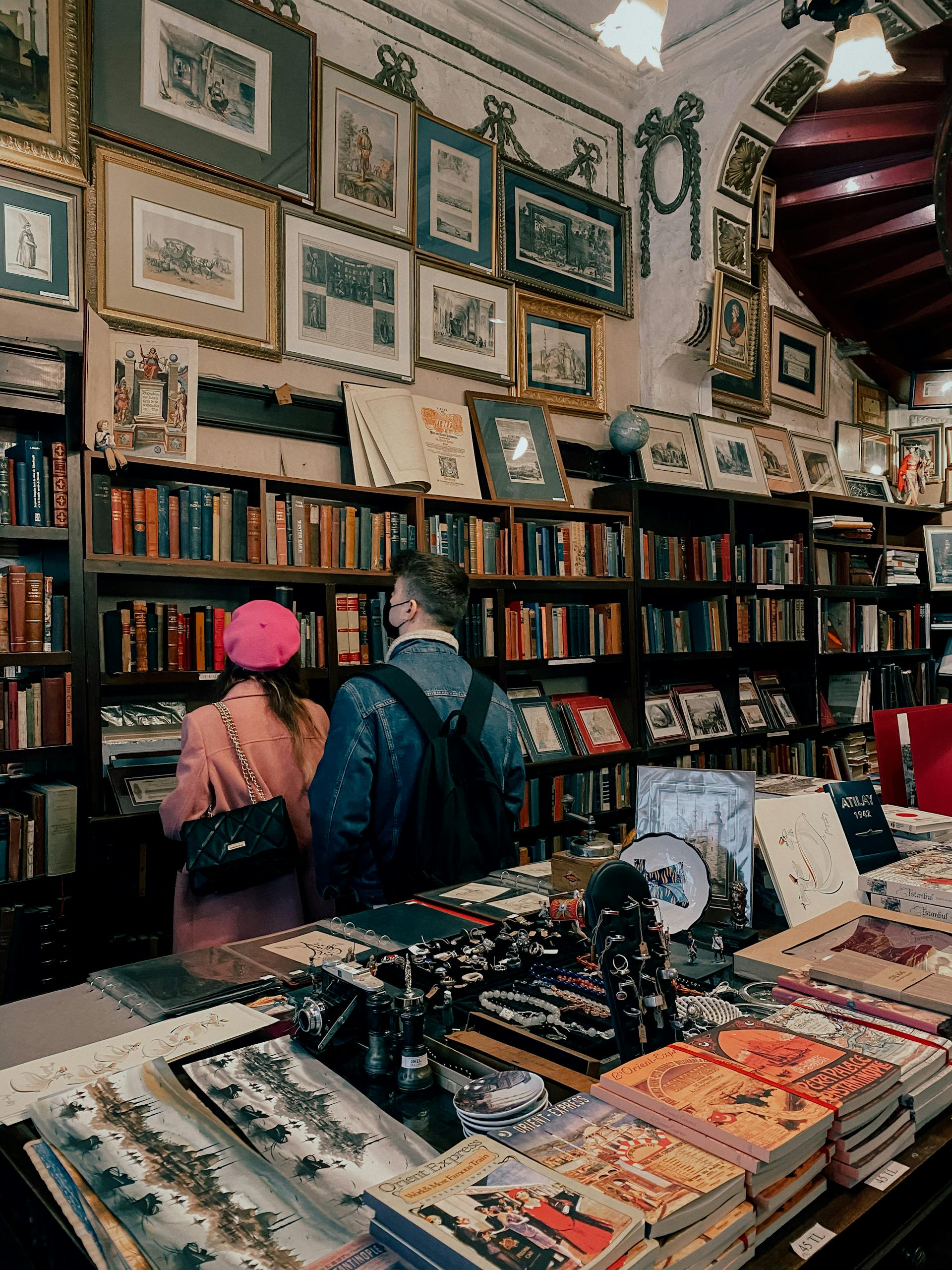 Un couple dans une librairie | Source : Pexels