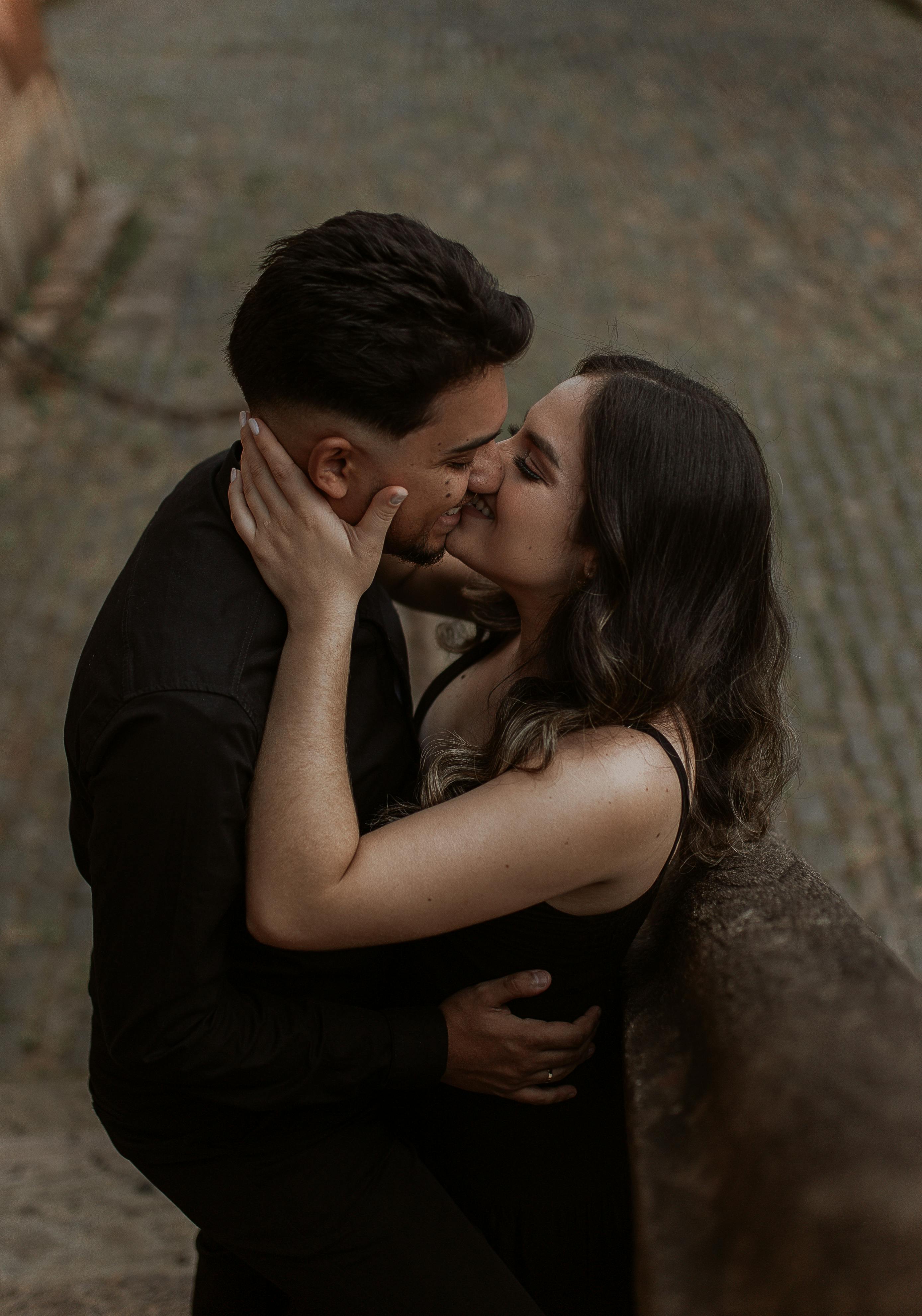 Un couple qui s'embrasse | Source : Pexels