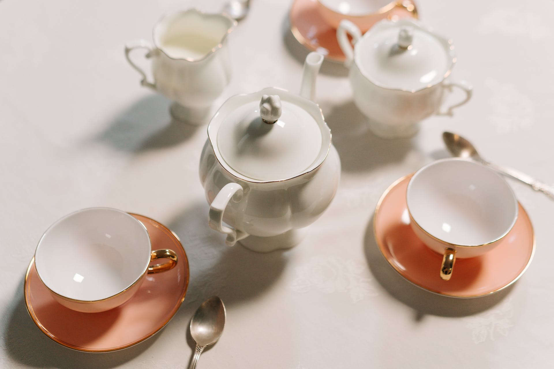 Service à thé rose et blanc. | Source : Pexels