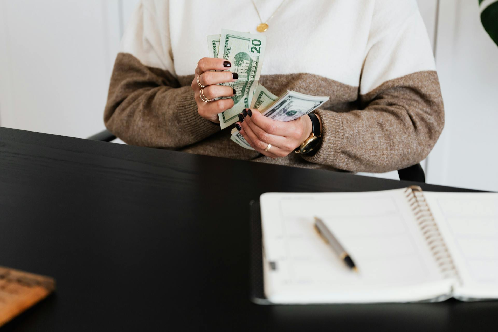 Une femme qui compte de l'argent | Source : Pexels