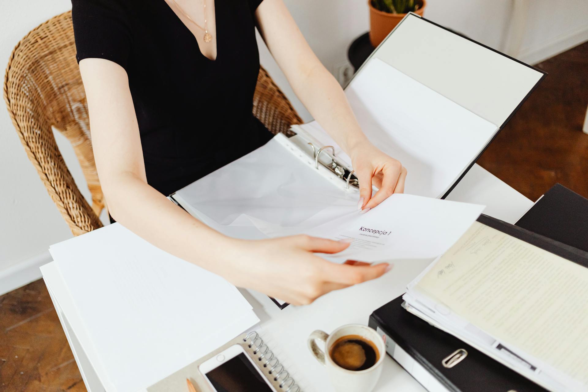 Une femme examine des documents | Source : Pexels