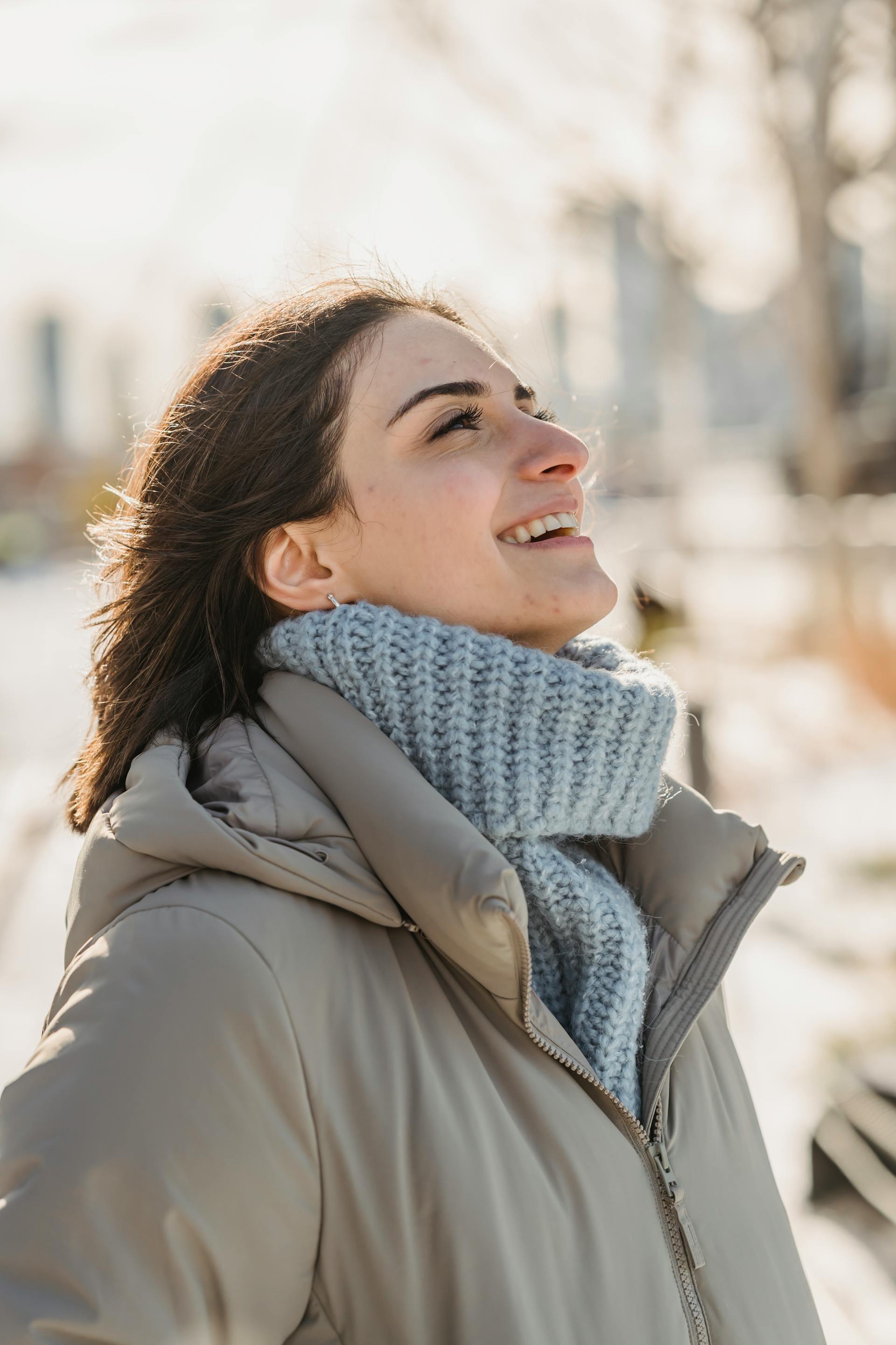 Une femme heureuse souriant par une journée enneigée | Source : Pexels