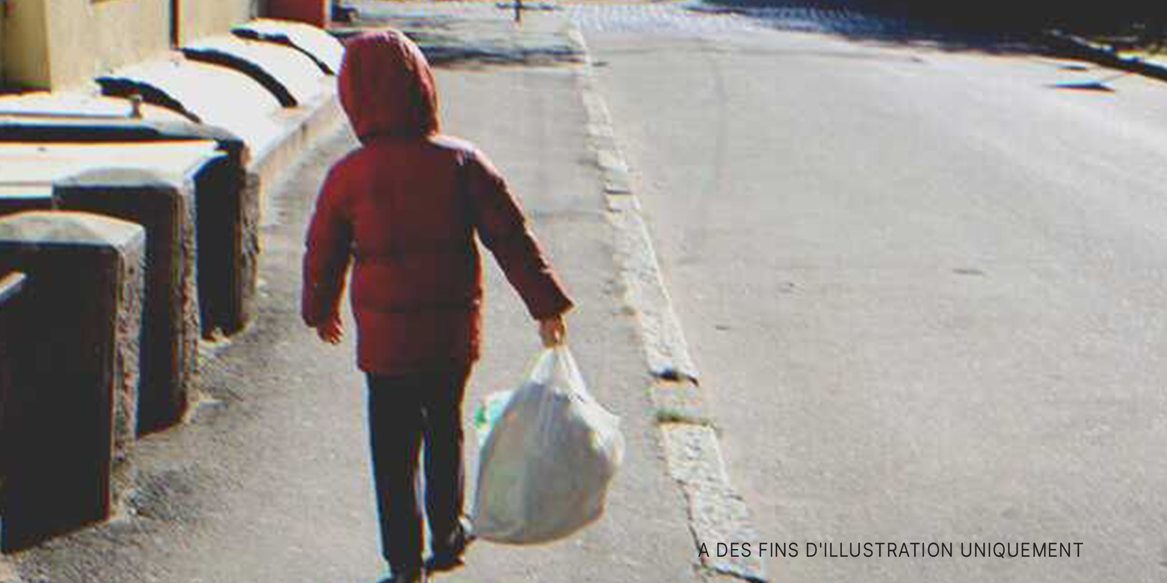 Un petit garçon transportant un sac | Source : Shutterstock
