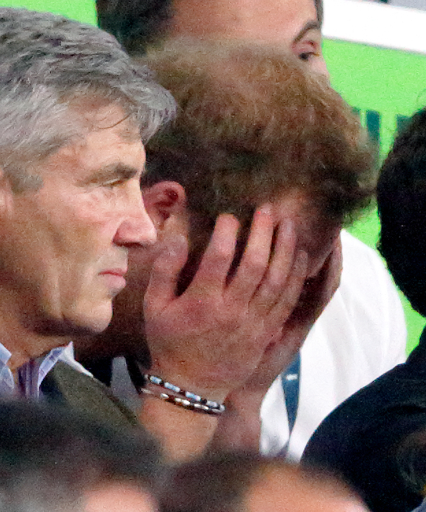 Le prince Harry vu la tête dans les mains pendant le match Angleterre vs Australie lors de la Coupe du monde de rugby à Londres, Angleterre, le 3 octobre 2015 | Source : Getty Images