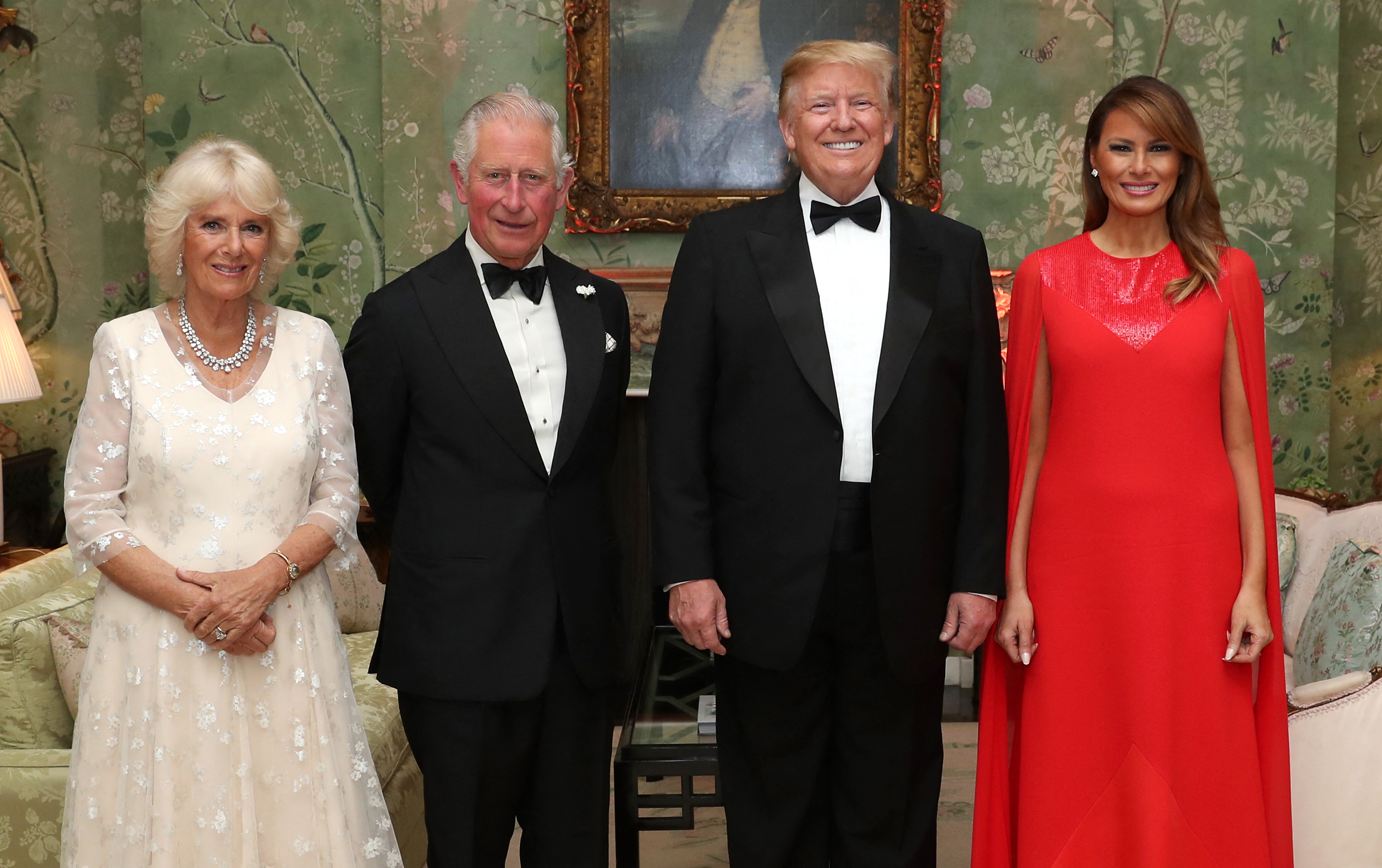 Le roi Charles et la reine Camilla de Grande-Bretagne, posent pour une photo avec le président américain Donald Trump et son épouse Melania, avant un dîner à Winfield House, le 4 juin 2019 | Source : Getty Images