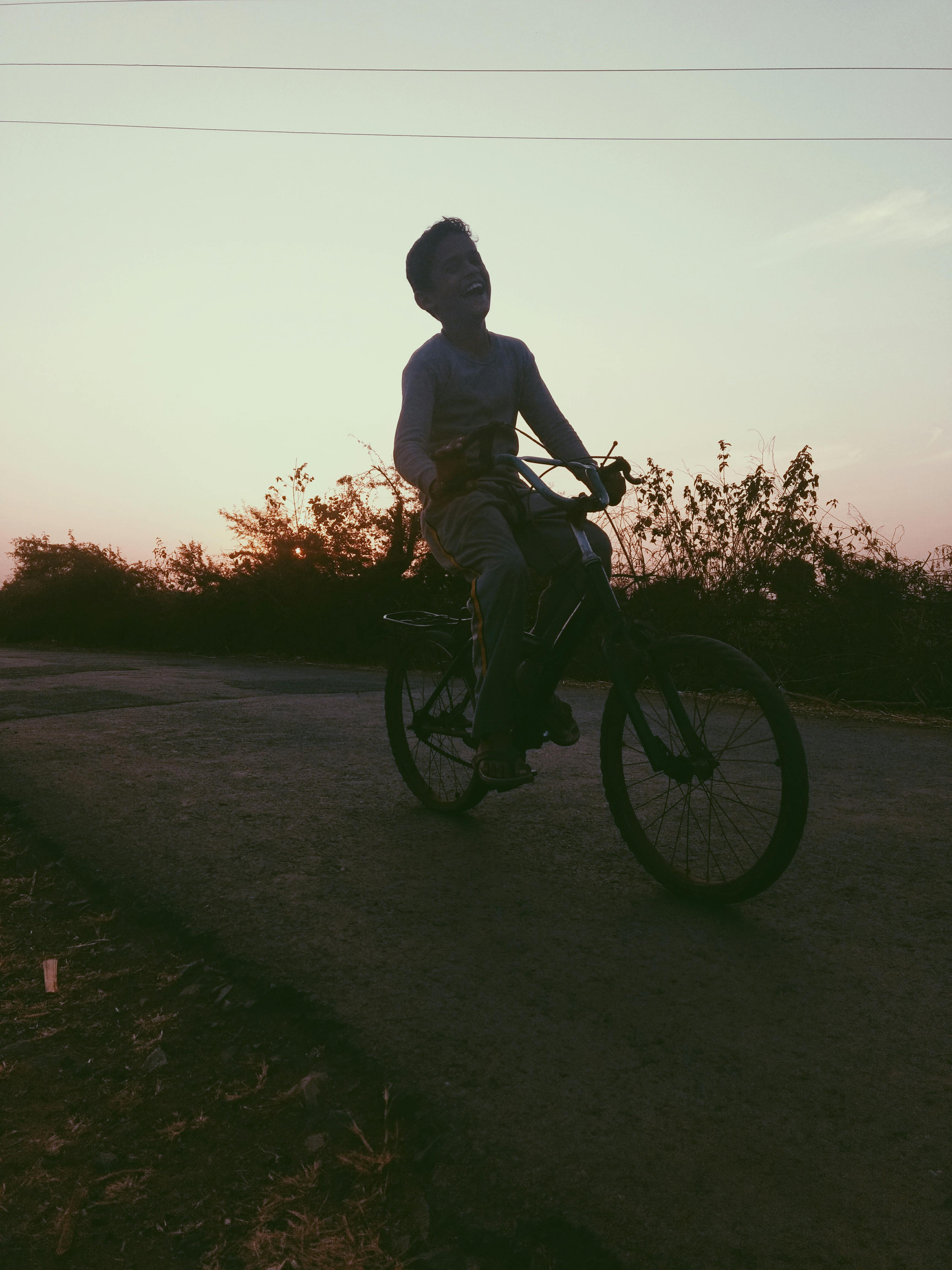 Un niño montando en bici. | Fuente: Pexels