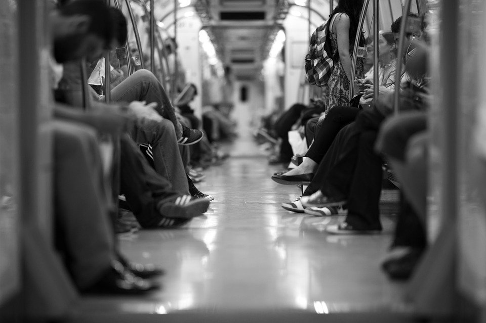 Des passagers dans un train. | Photo : Pixabay