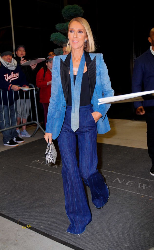 Céline Dion toute de bleu vêtue / Source : Getty images