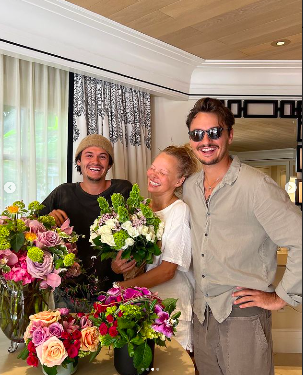 Dylan Jagger Lee, Pamela Anderson et Brandon Thomas Lee célébrant la fête des mères affichée le 14 mai 2023 | Source : Instagram/pamelaanderson