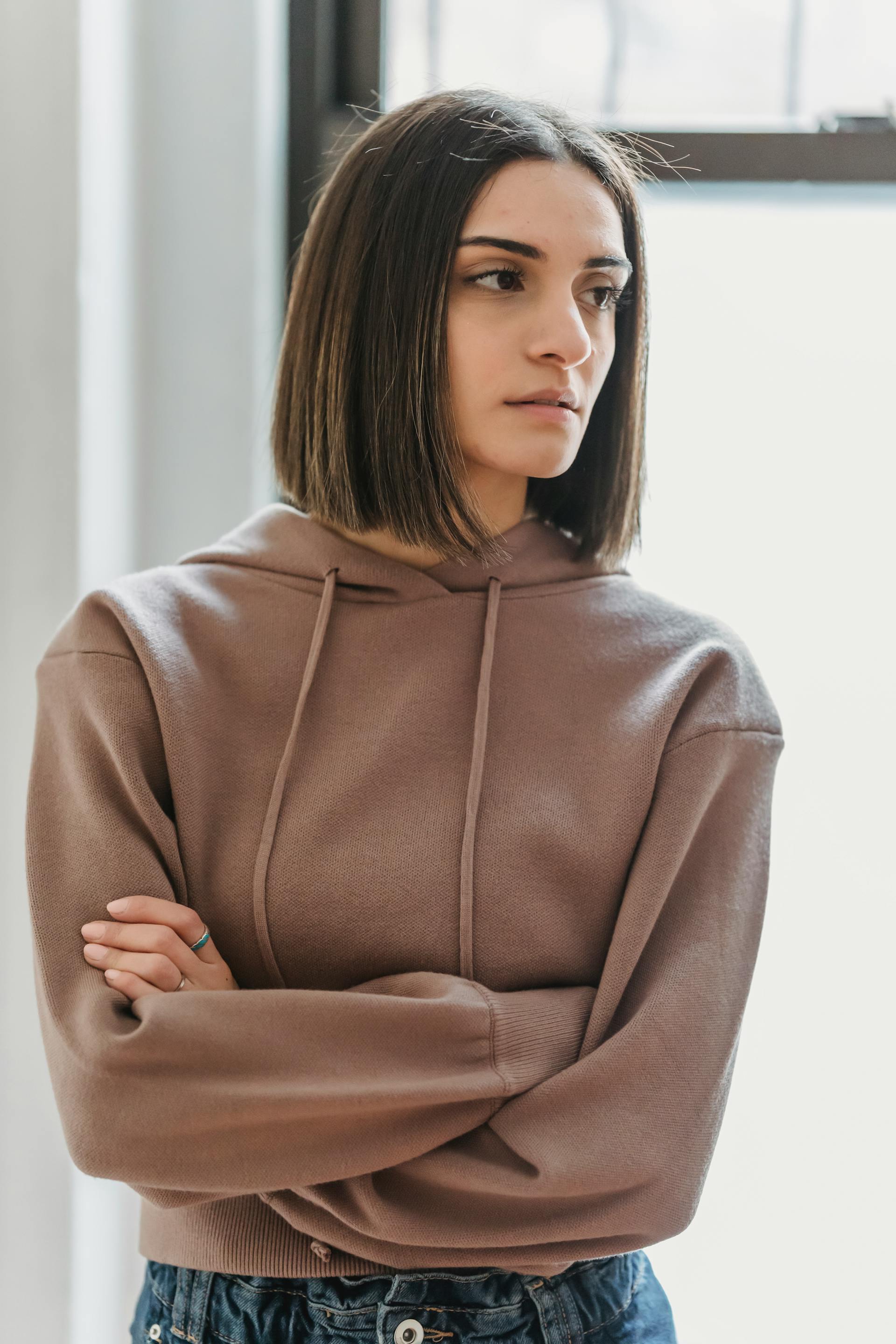 Femme en colère regardant de son côté | Source : Pexels