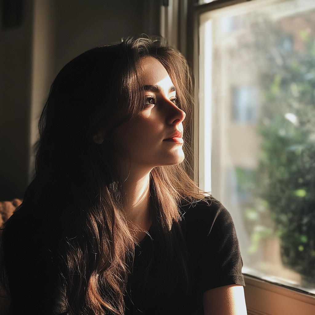 Une femme qui regarde par la fenêtre | Source : Midjourney