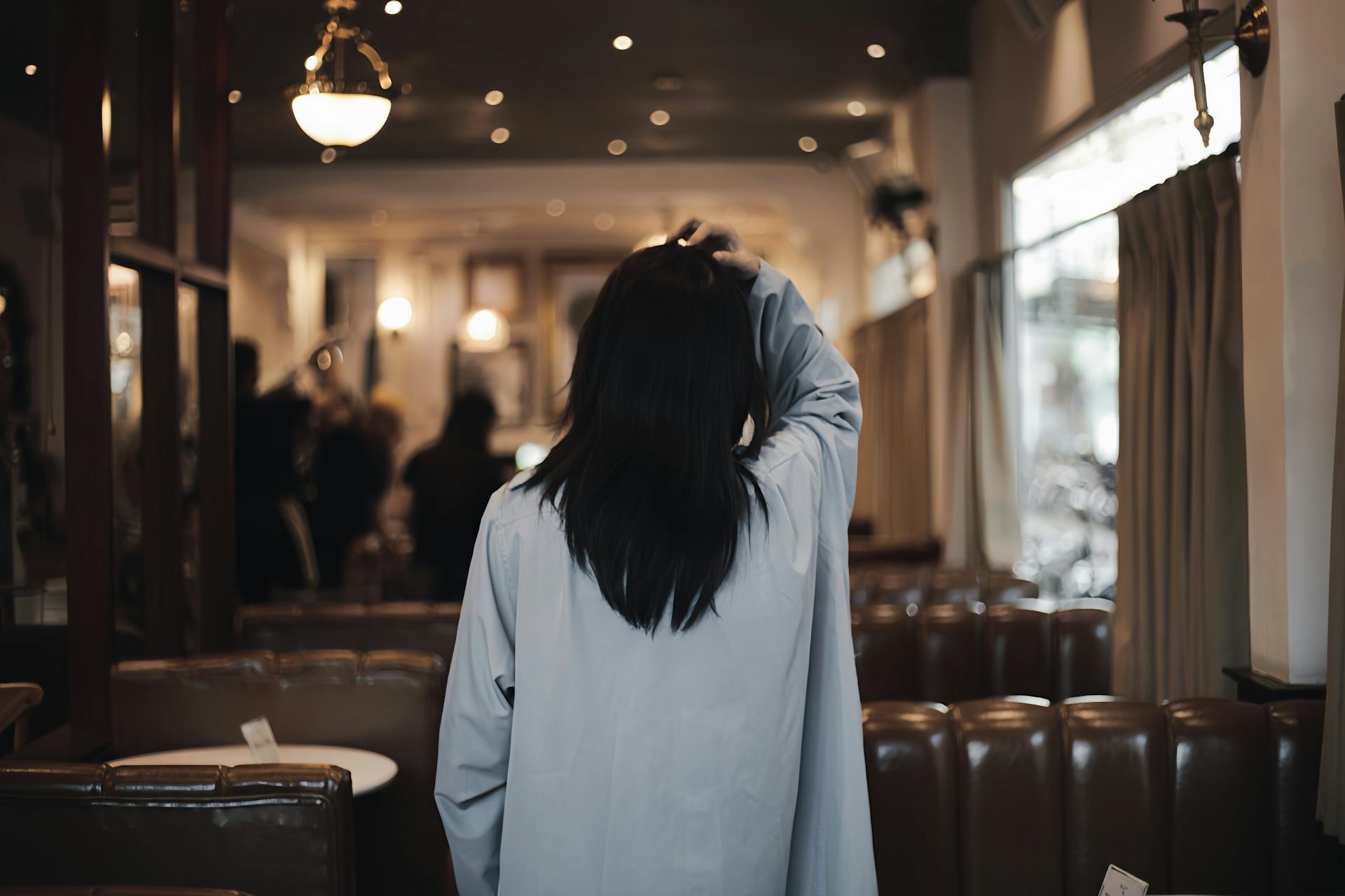 Vue de dos d'une femme marchant dans un restaurant | Source : Pexels