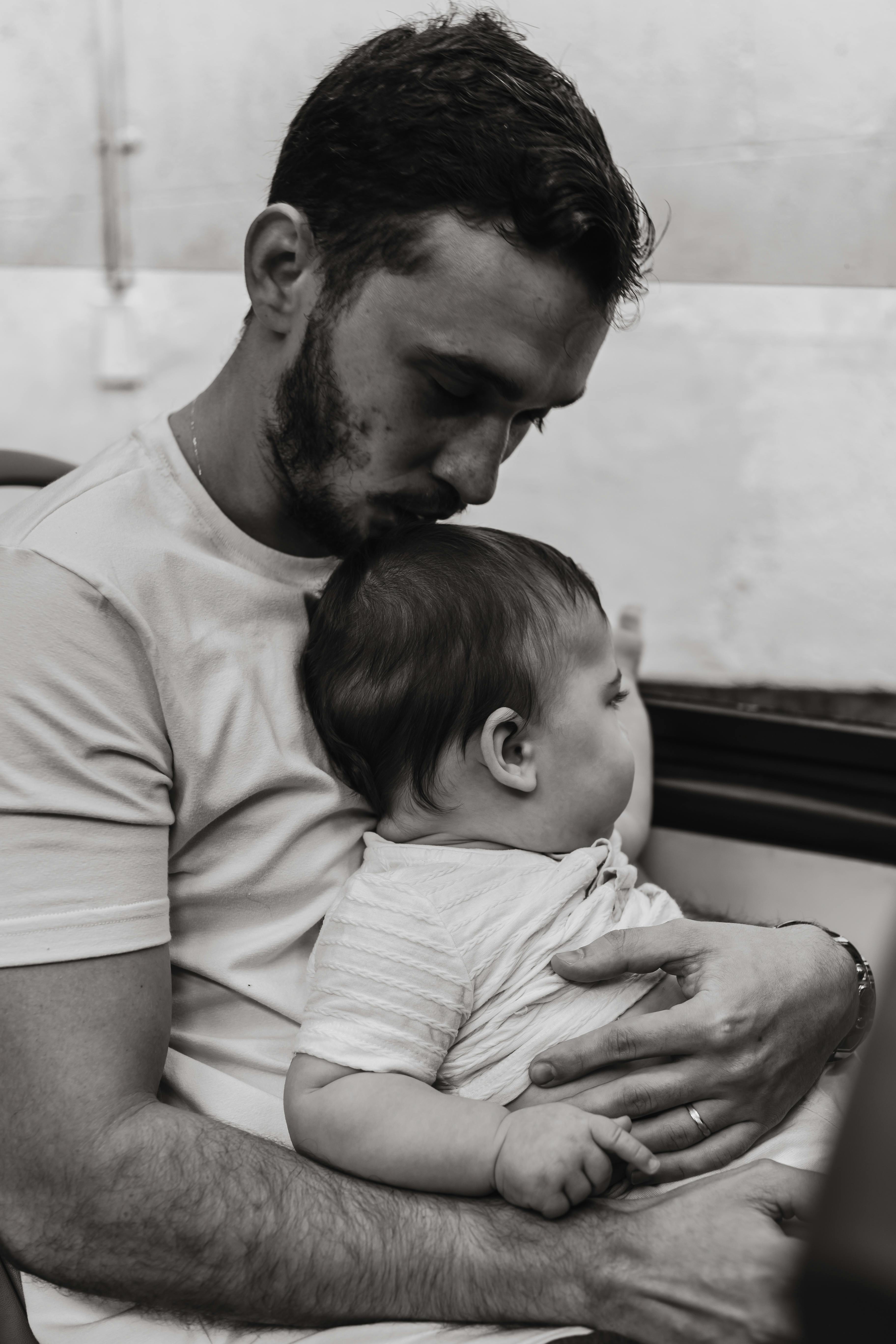 Un père et son bébé | Source : Pexels