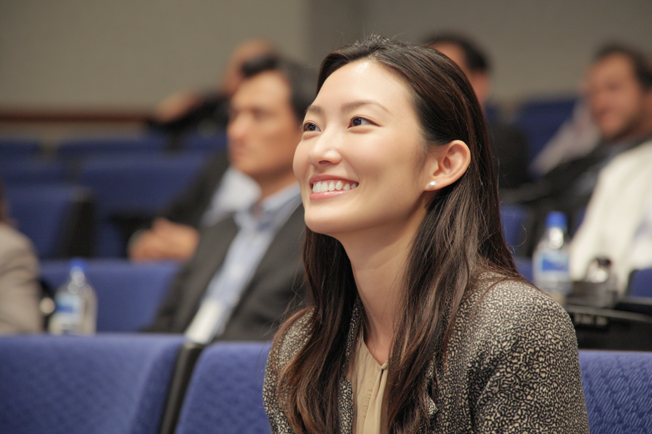 Une femme dans un auditorium qui sourit | Source : Midjourney