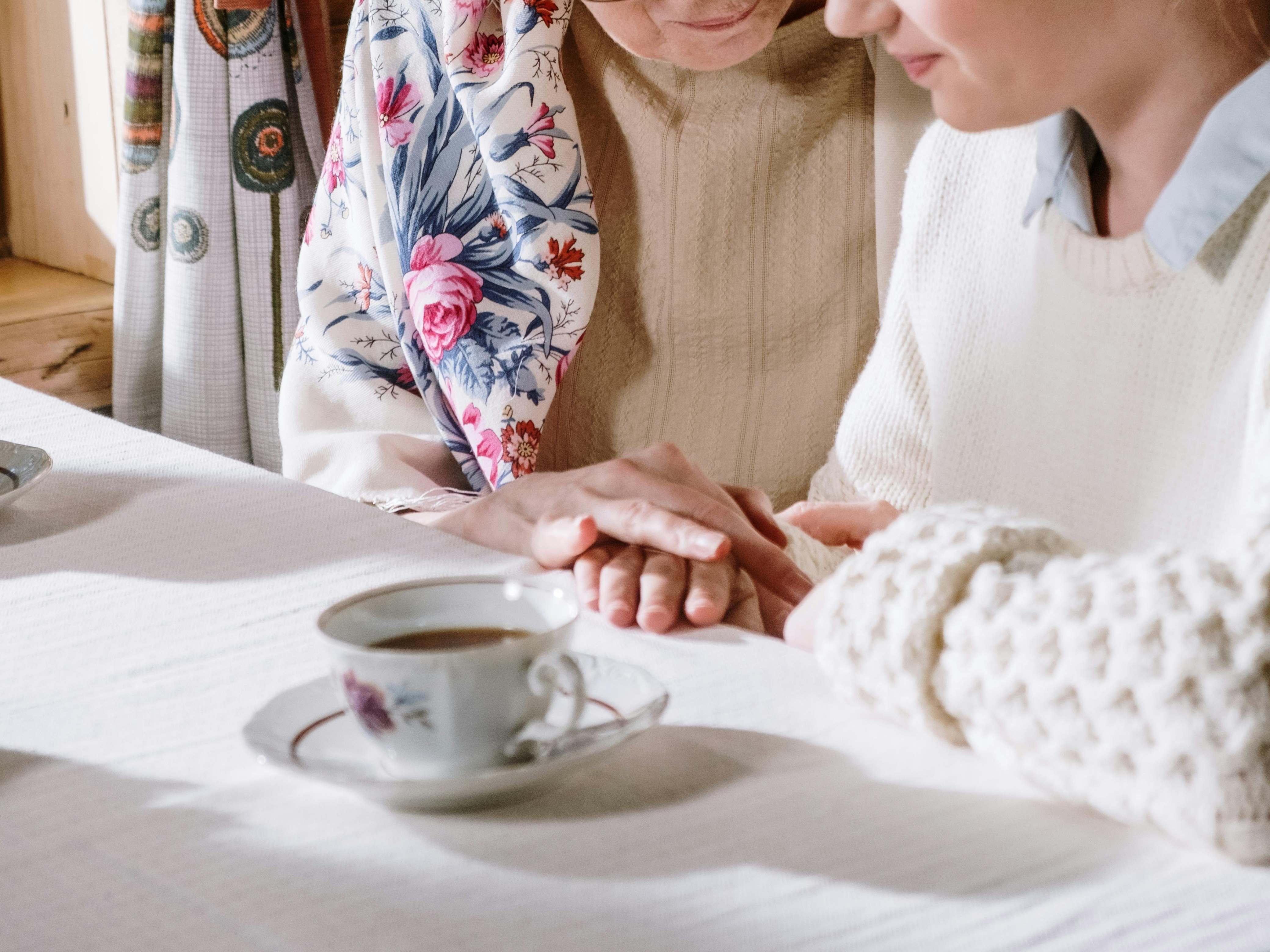 Une femme âgée tenant les mains d'un compagnon plus jeune | Source : Pexels