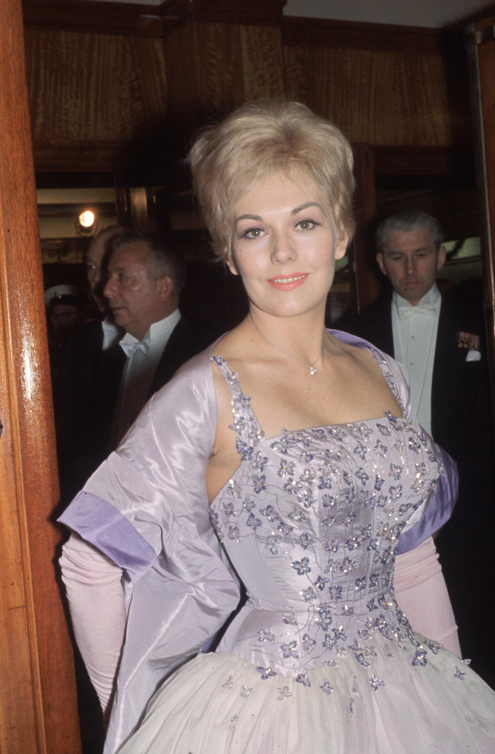 L'actrice assiste à la première royale du film « The Last Angry Man » à Londres le 28 mars 1960 | Source : Getty Images