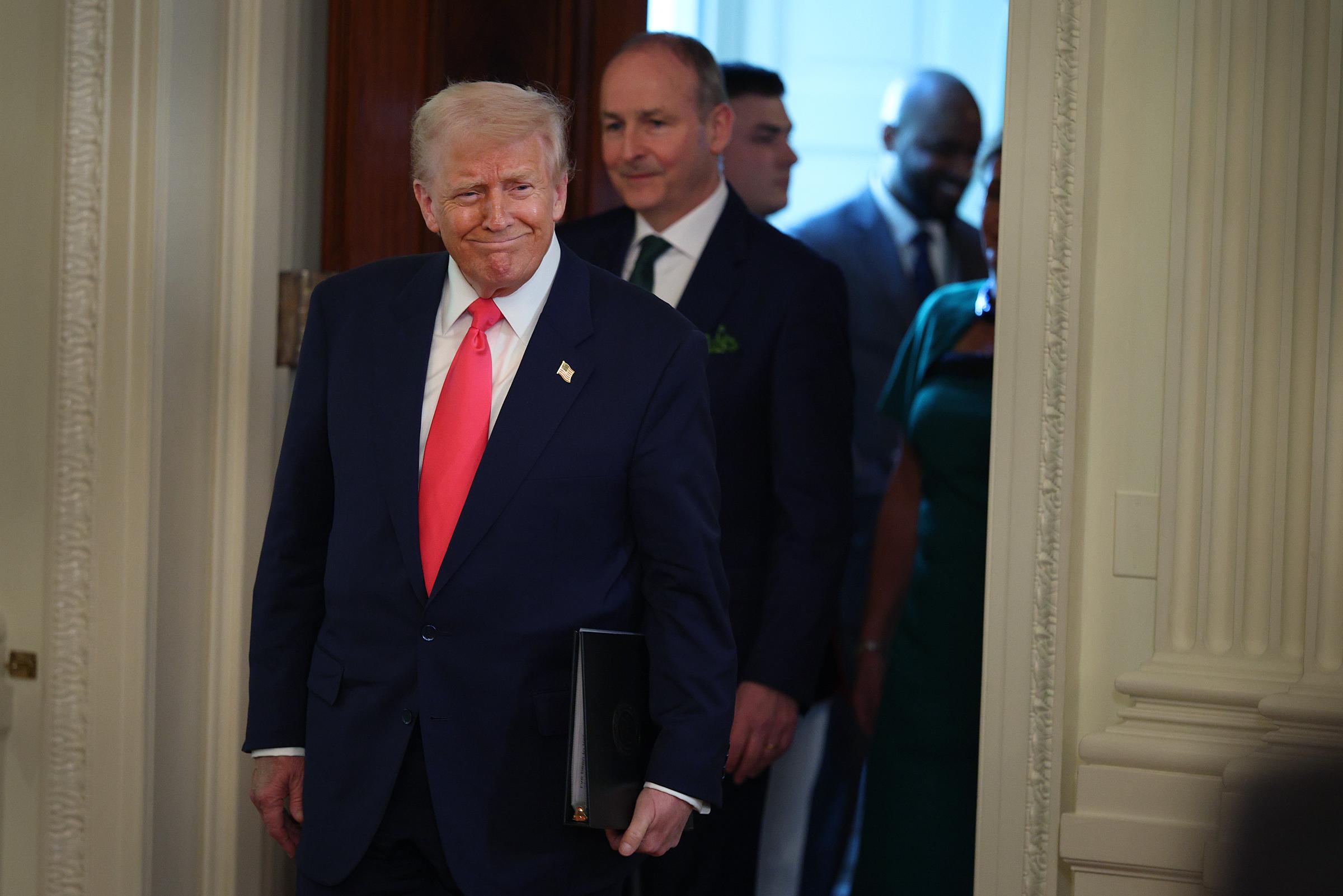 Le président américain Donald Trump arrive pour un événement de la Saint-Patrick avec le Taoiseach irlandais Micheál Martin dans la salle Est de la Maison Blanche le 12 mars 2025, à Washington, D.C. | Source : Getty Images