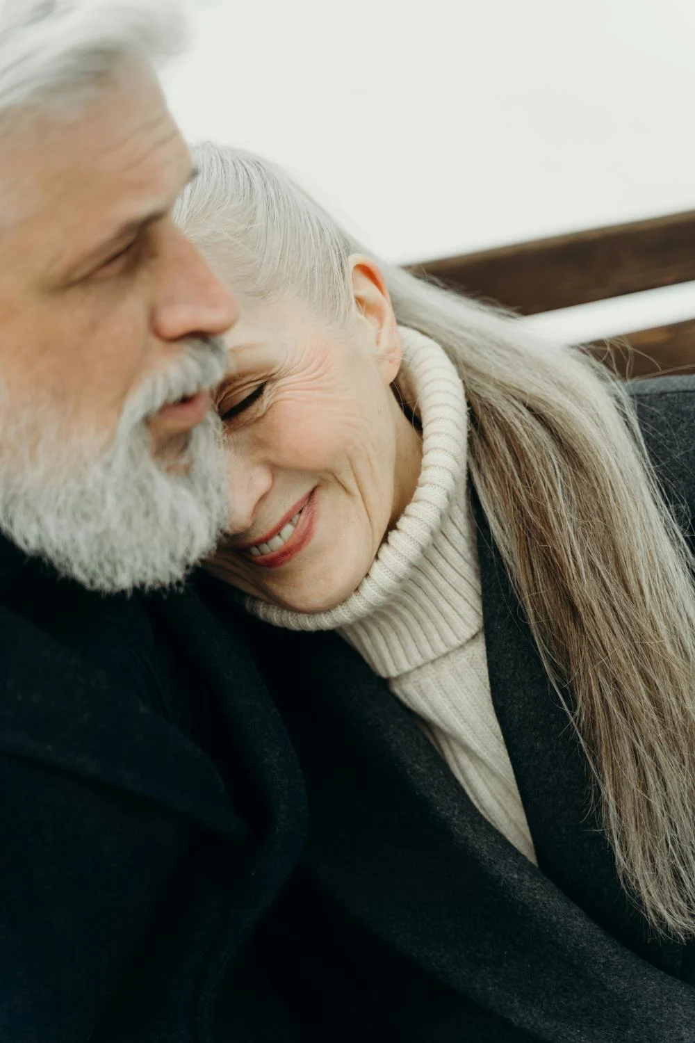 Un couple mature heureux ⏐ Source : Pexels