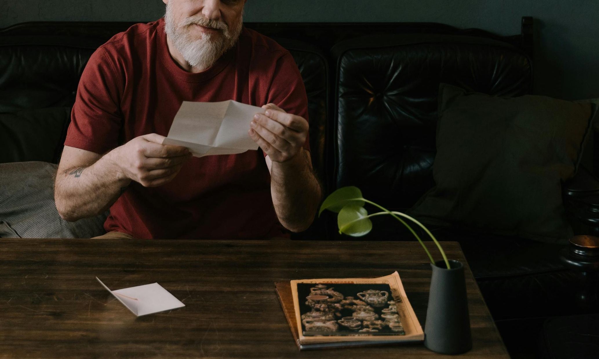 Mike lit la lettre de Hans et Greta l'invitant à leur rendre visite aux Pays-Bas | Source : Pexels