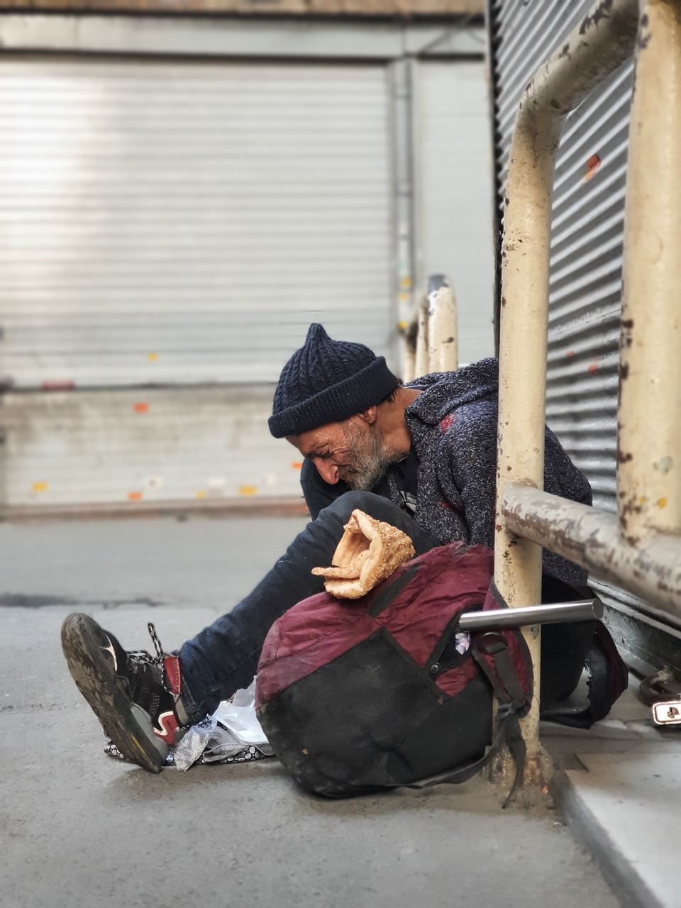 Une personne sans domicile fixe assise par terre | Source : Pixabay