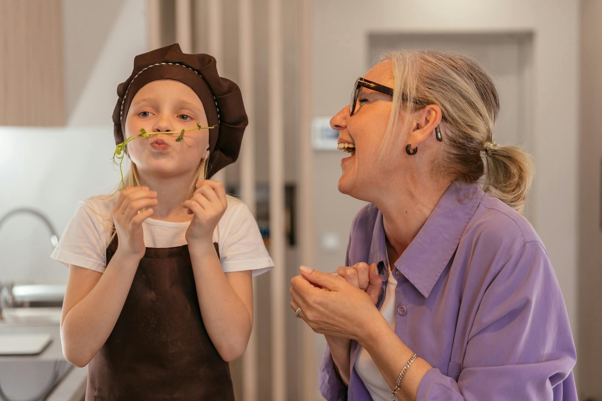 Une femme âgée ravie de s'amuser avec sa petite fille | Source : Pexels