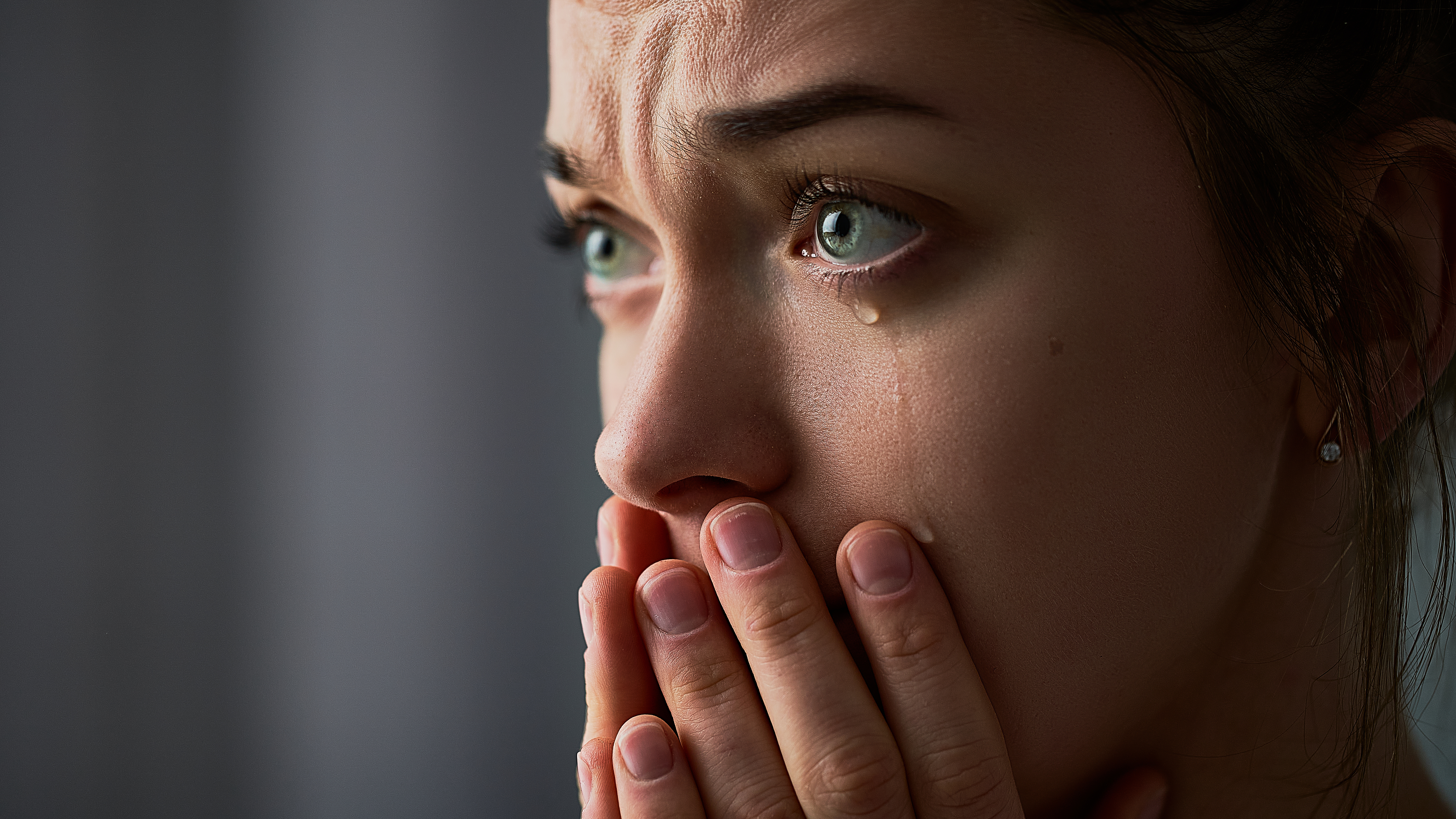 Primer plano de una mujer llorando | Fuente: Shutterstock
