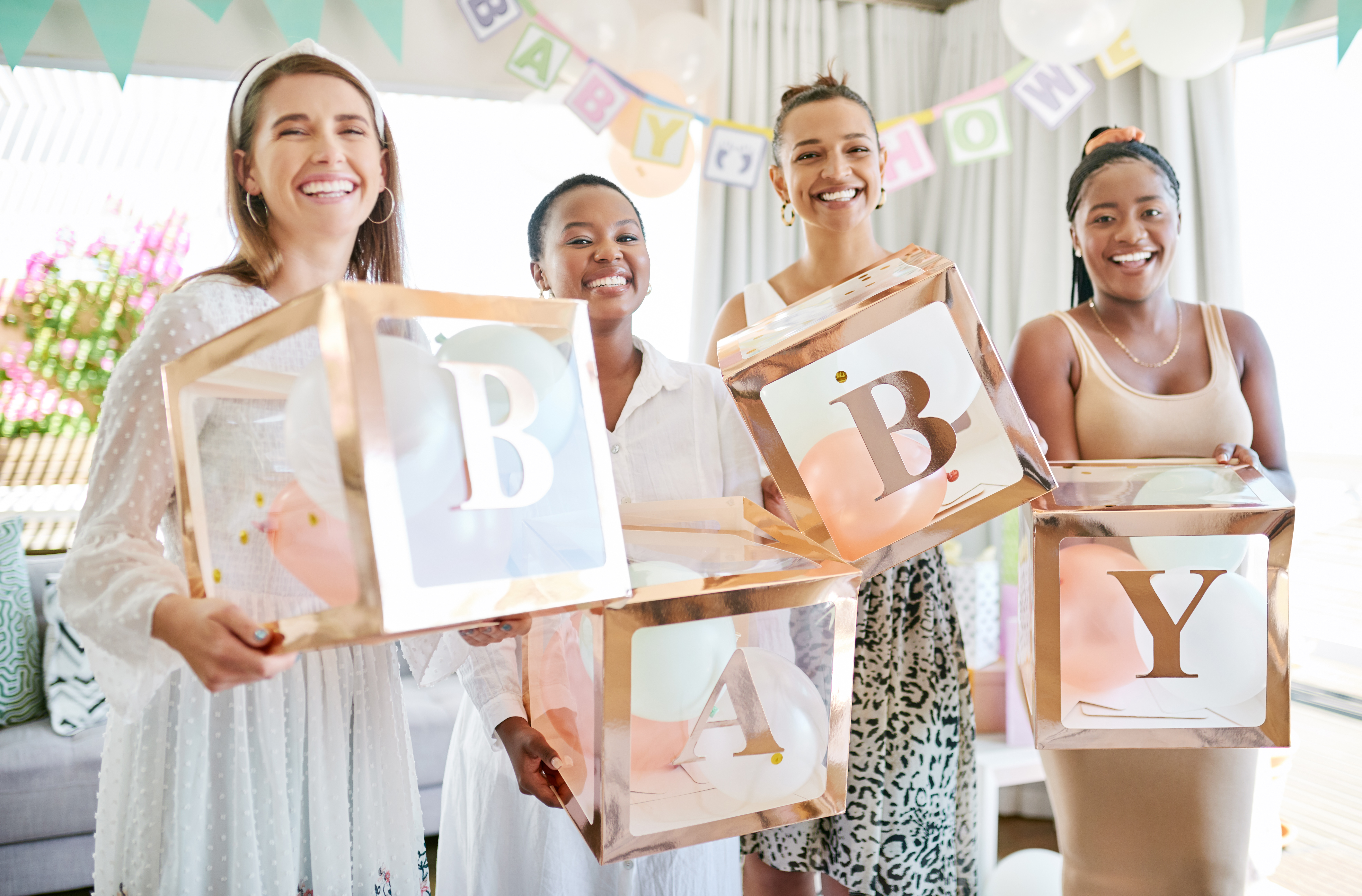 Quatre femmes lors d'une fête d'annonce de grossesse | Source : Getty Images