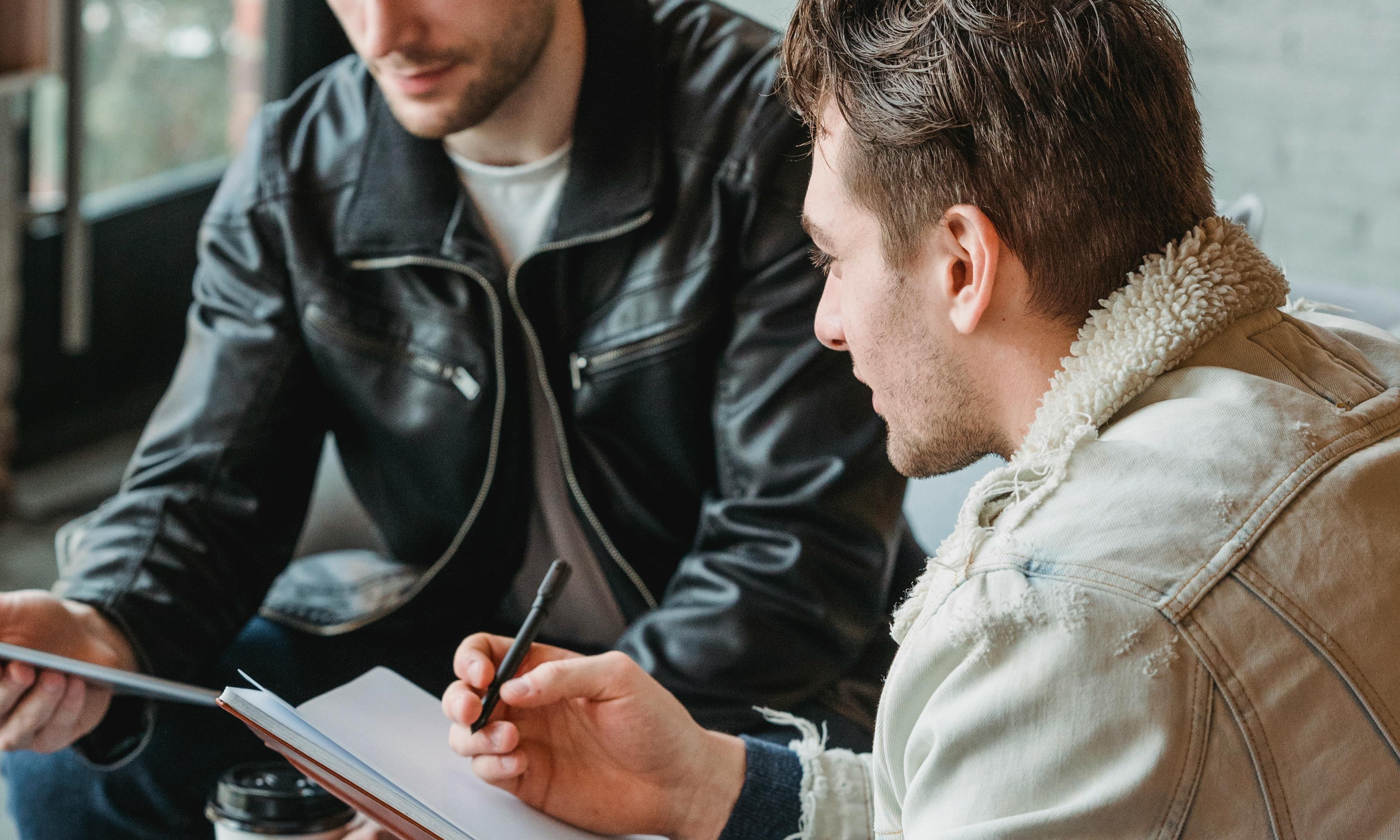 L'équipe signe les papiers définitifs pour le café le lendemain | Source : Pexels