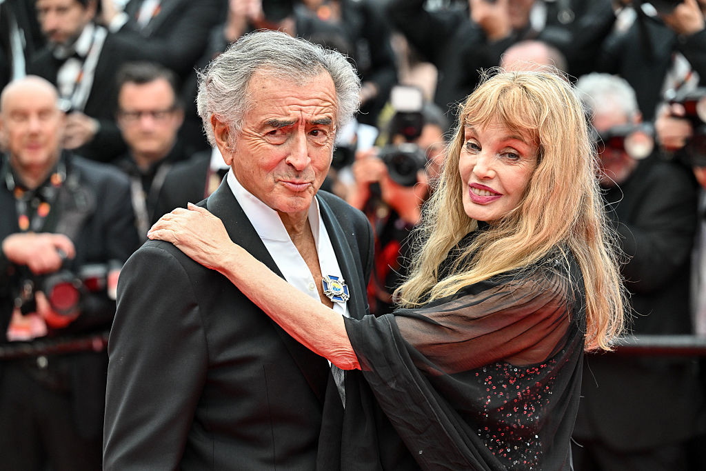 Bernard-Henri Lévy et Arielle Dombasle lors de la cérémonie d'ouverture et de l'avant-première de "Partir un jour" au 78e Festival de Cannes, le 13 mai 2025. | Source : Getty Images
