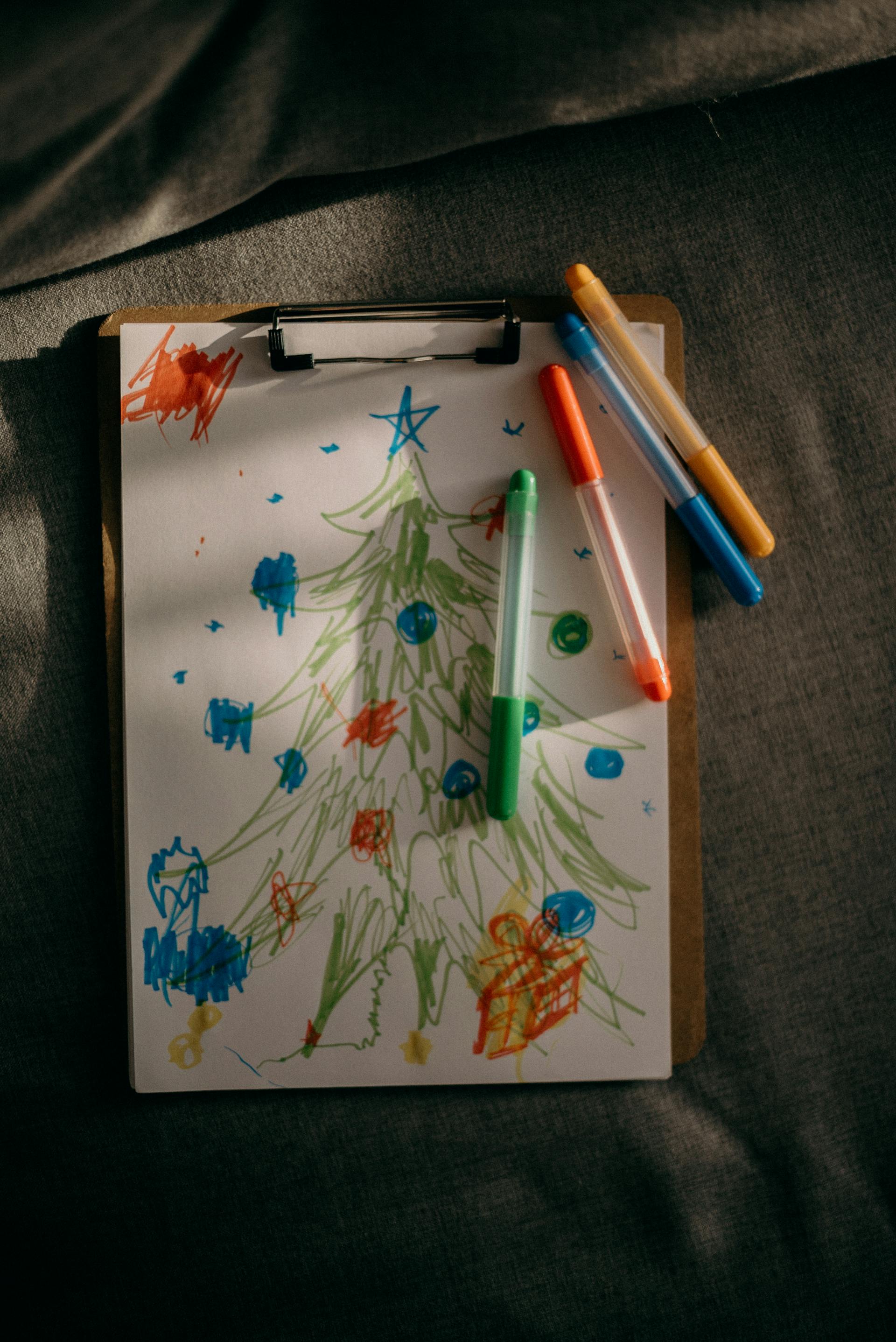 Dessin d'un arbre de Noël | Source : Pexels