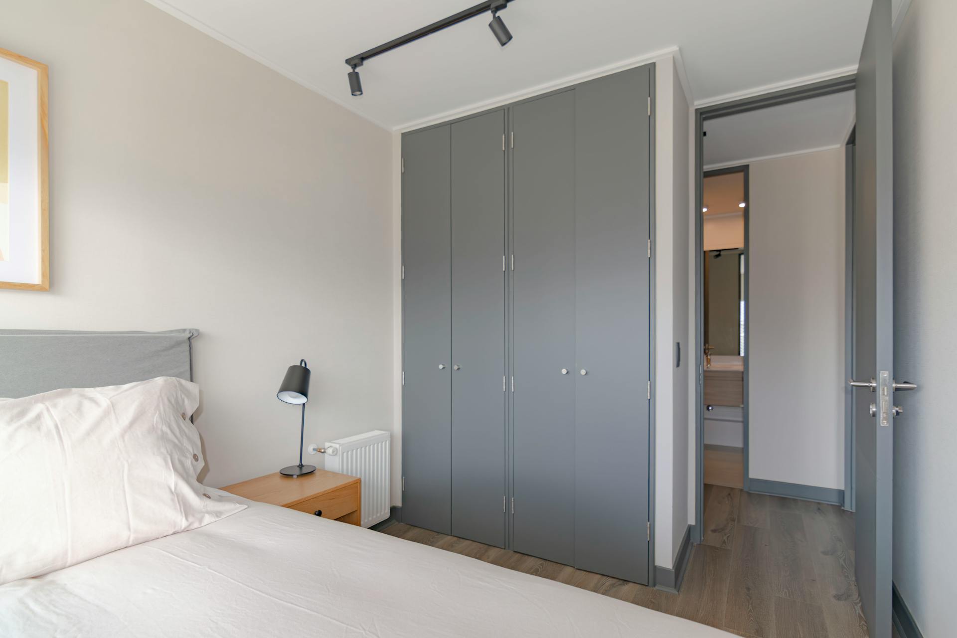 Une chambre à coucher avec une porte ouverte | Source : Pexels