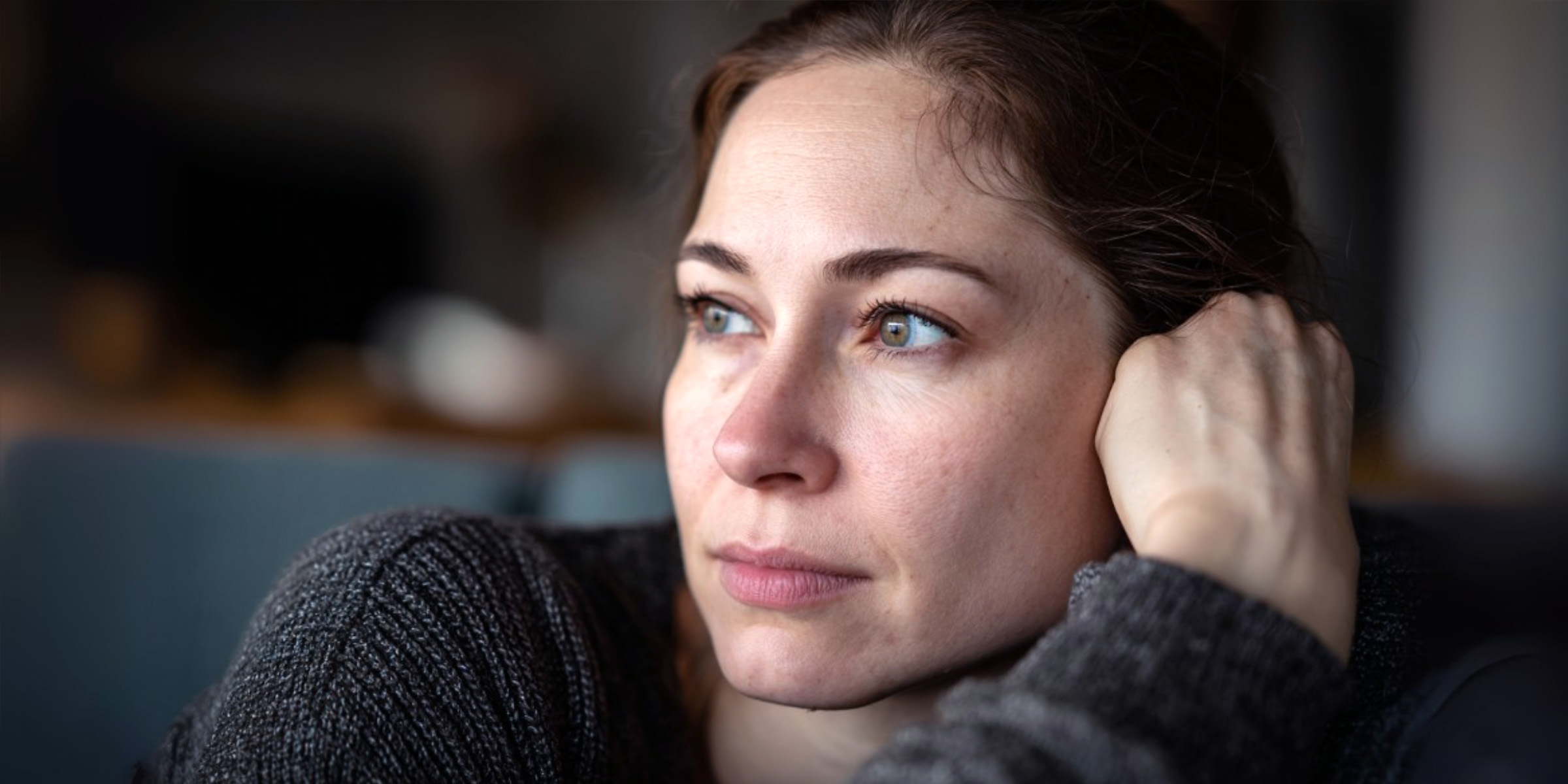 Gros plan sur une femme pensive | Source : The Celebritist