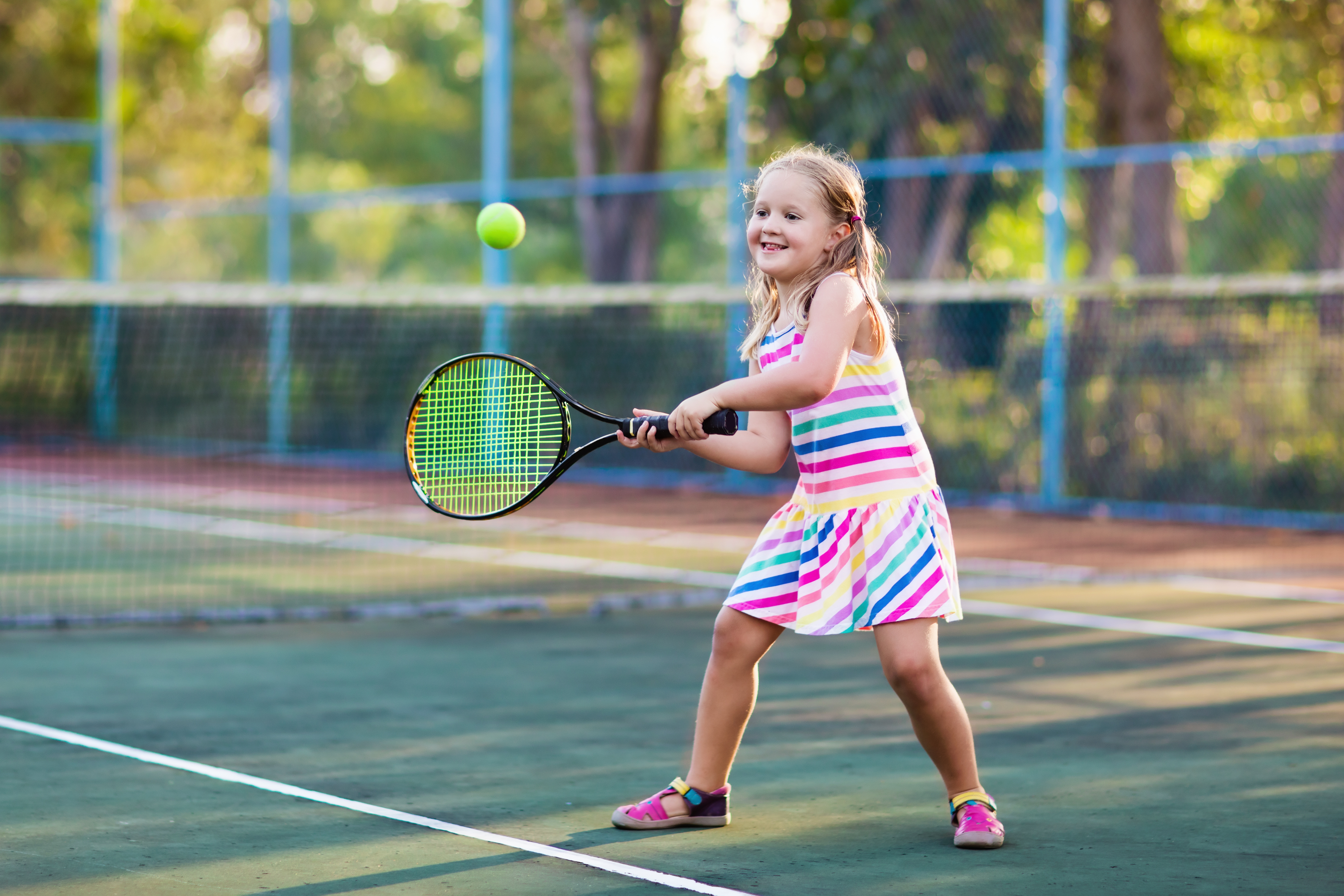 Une petite fille jouant au tennis | Source : Shutterstock