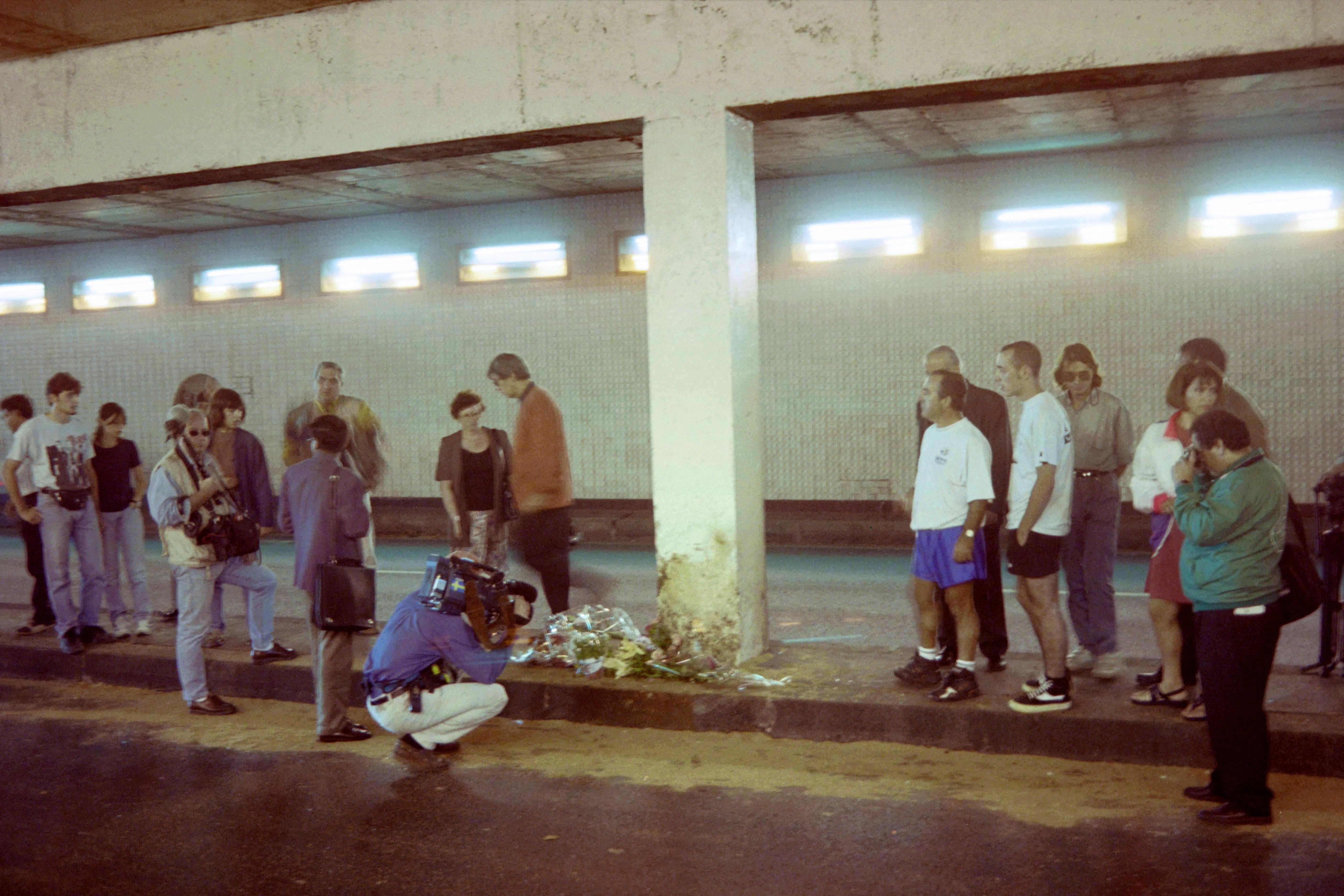 Un caméraman filme le point de l'accident de voiture mortel du 31 août 1997, à Paris, en France. | Source : Getty Images