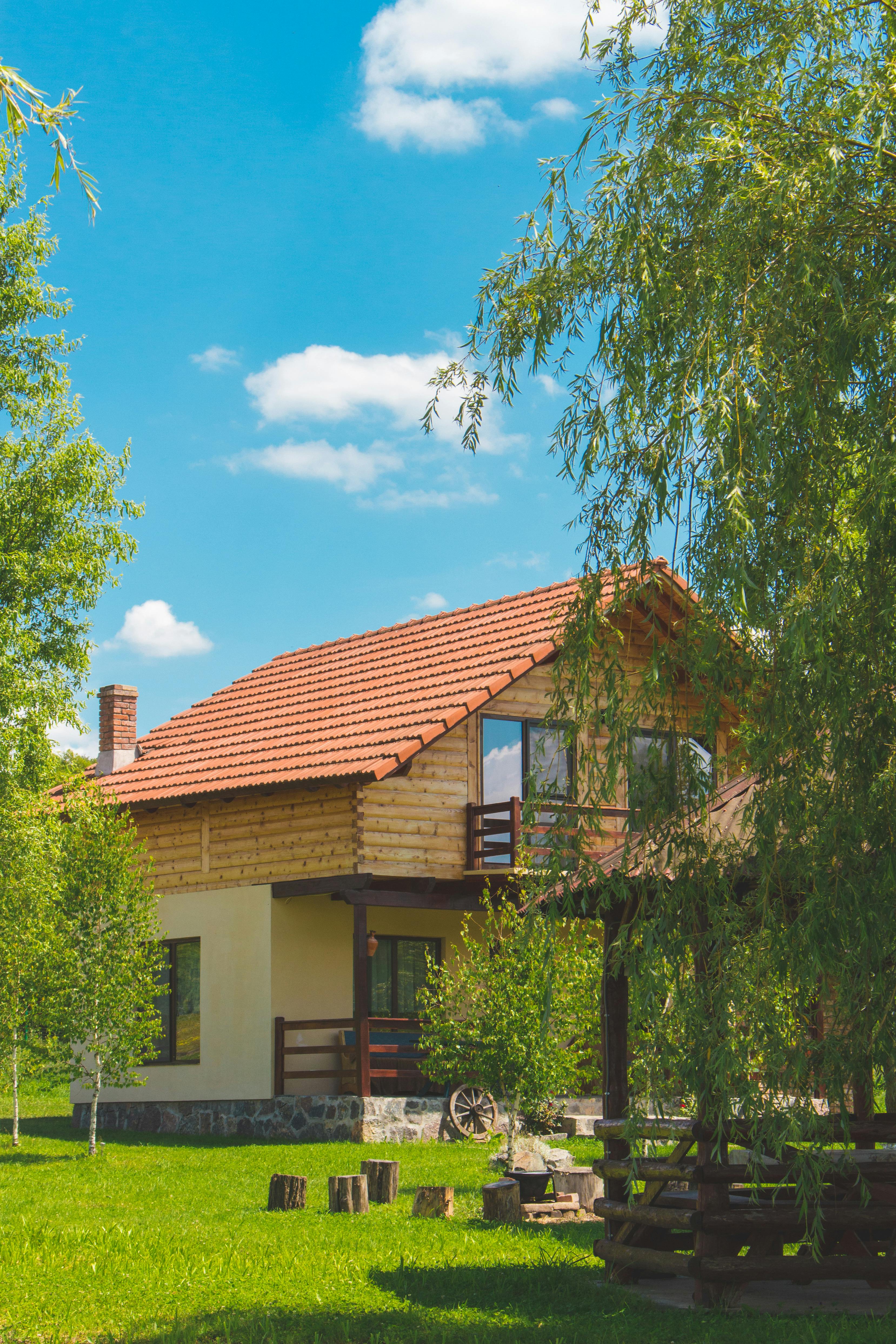 Une belle maison entourée d'arbres | Source : Pexels