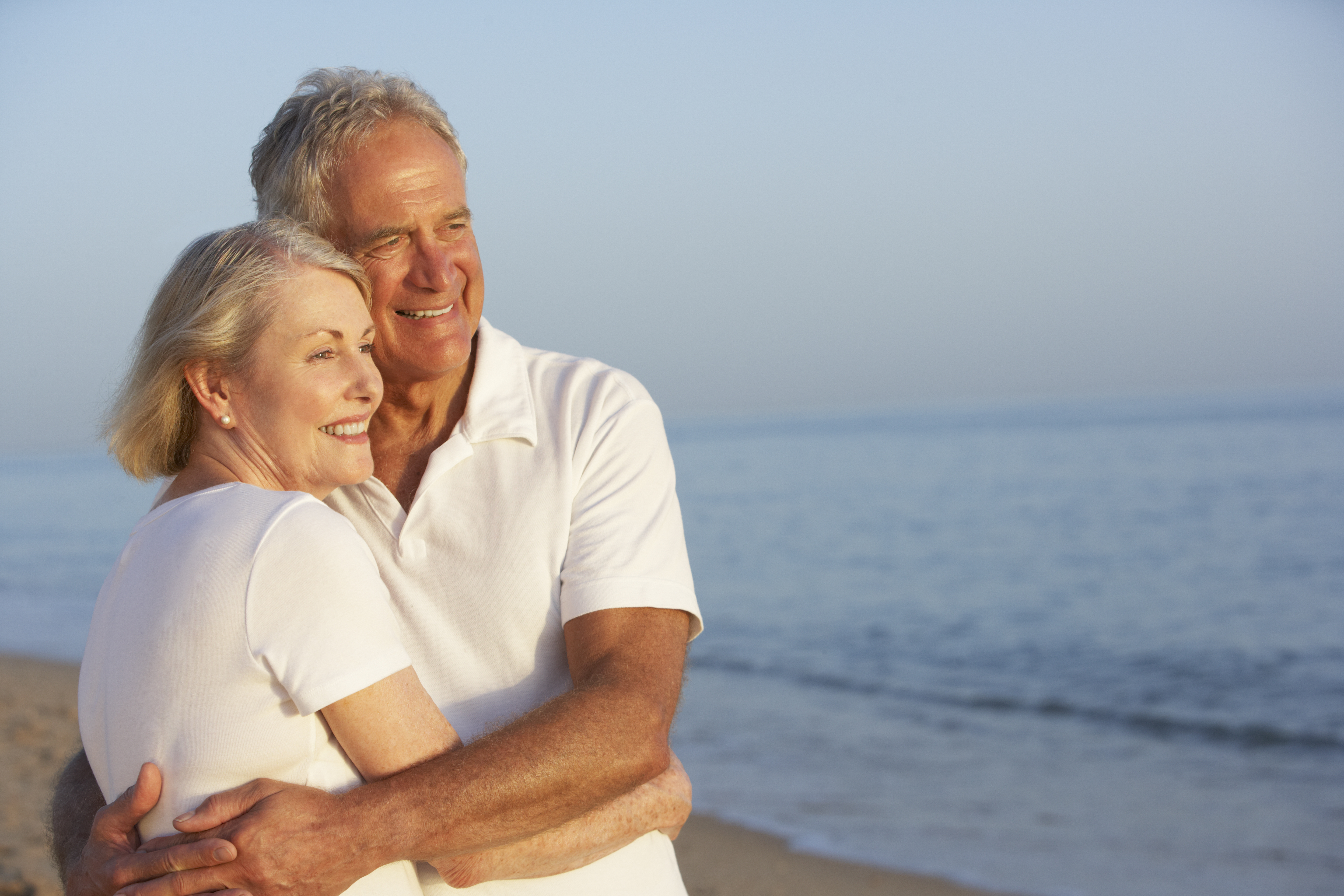 Un couple âgé heureux qui regarde l'océan | Source : Shutterstock