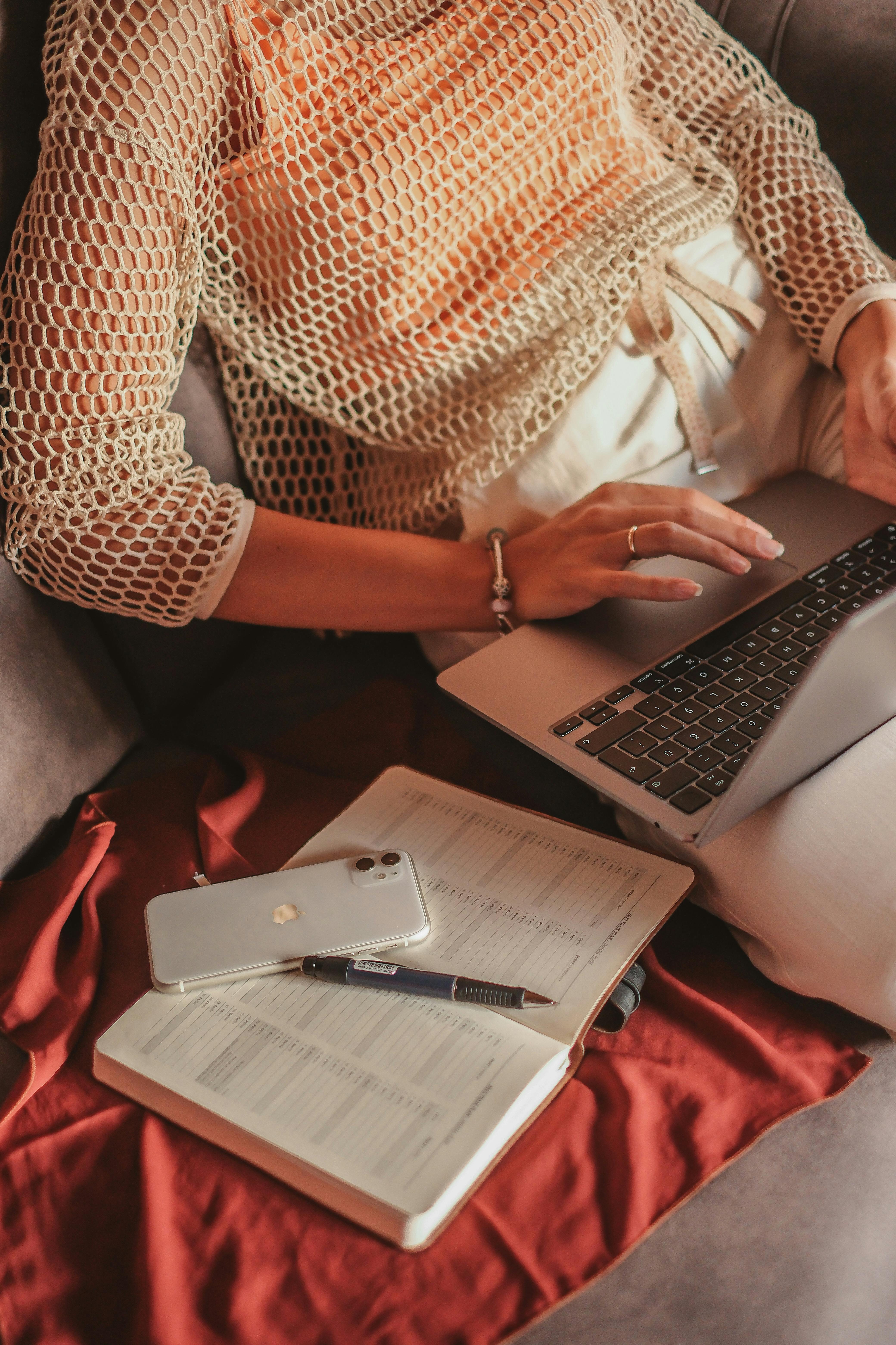 Une femme en train de planifier | Source : Pexels