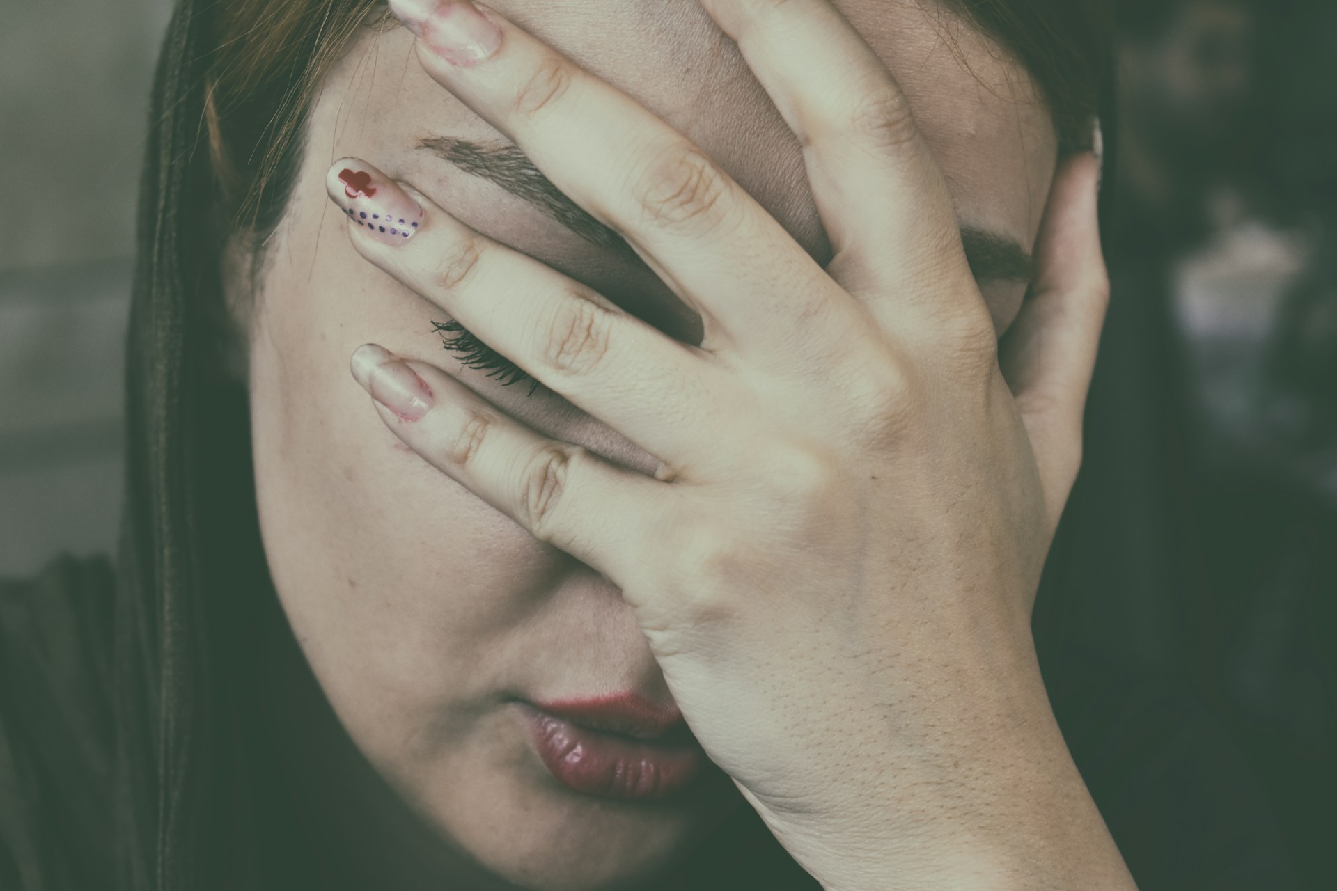Une femme qui repose sa tête dans sa main | Source : Unsplash