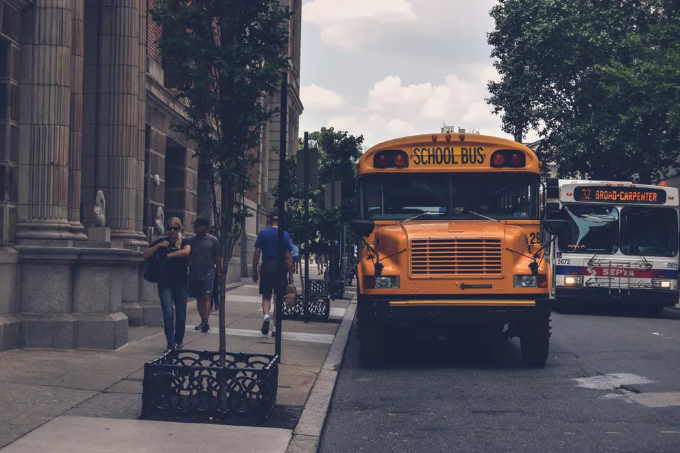 Elizabeth a essayé de chercher leur bus scolaire, mais elle ne l'a pas trouvé. | Source : Pexels